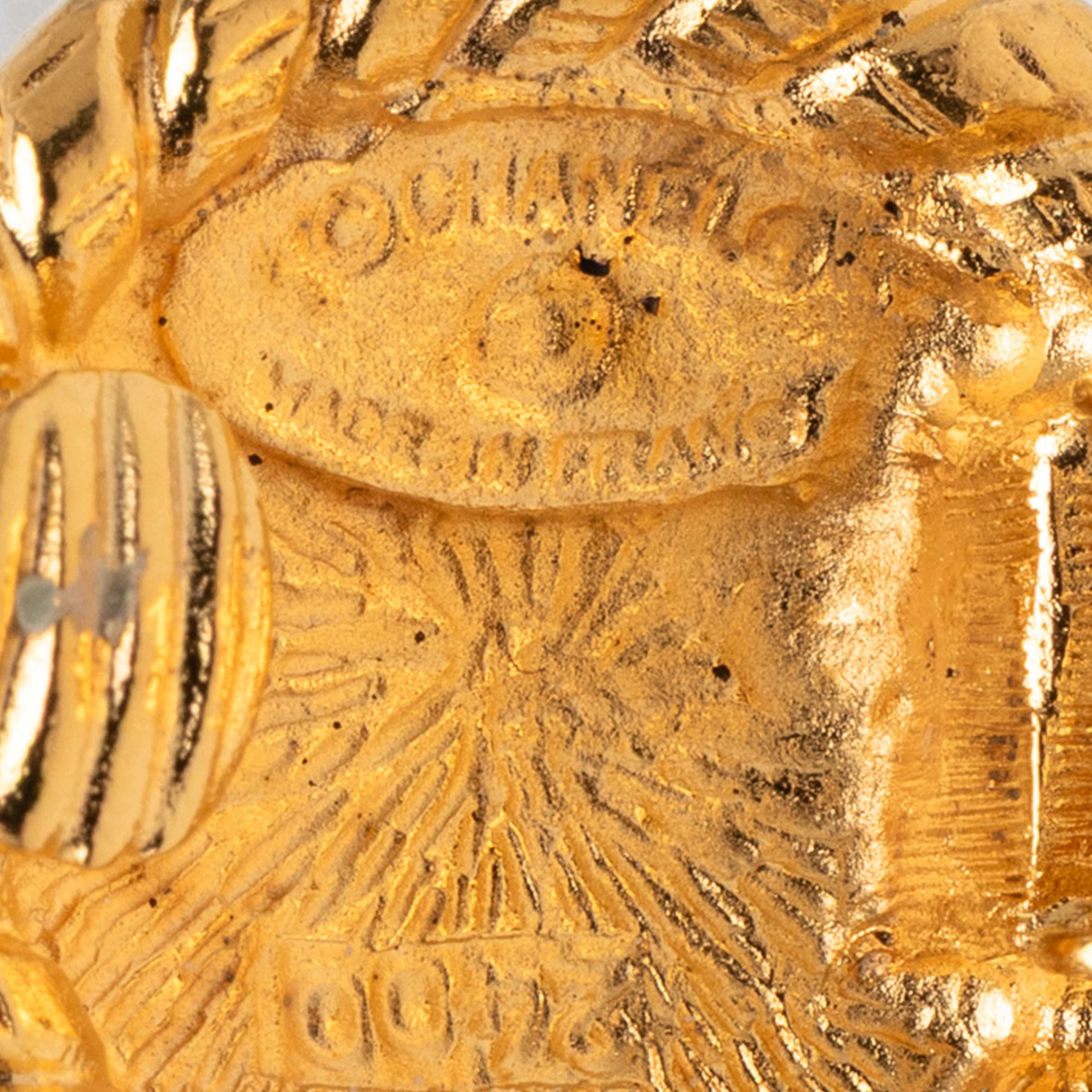 Chanel Gold Plated Cc Round Clip On  Earrings, från Luxclusif, i färgen gold. Klicka för att öppna bilden i stort format