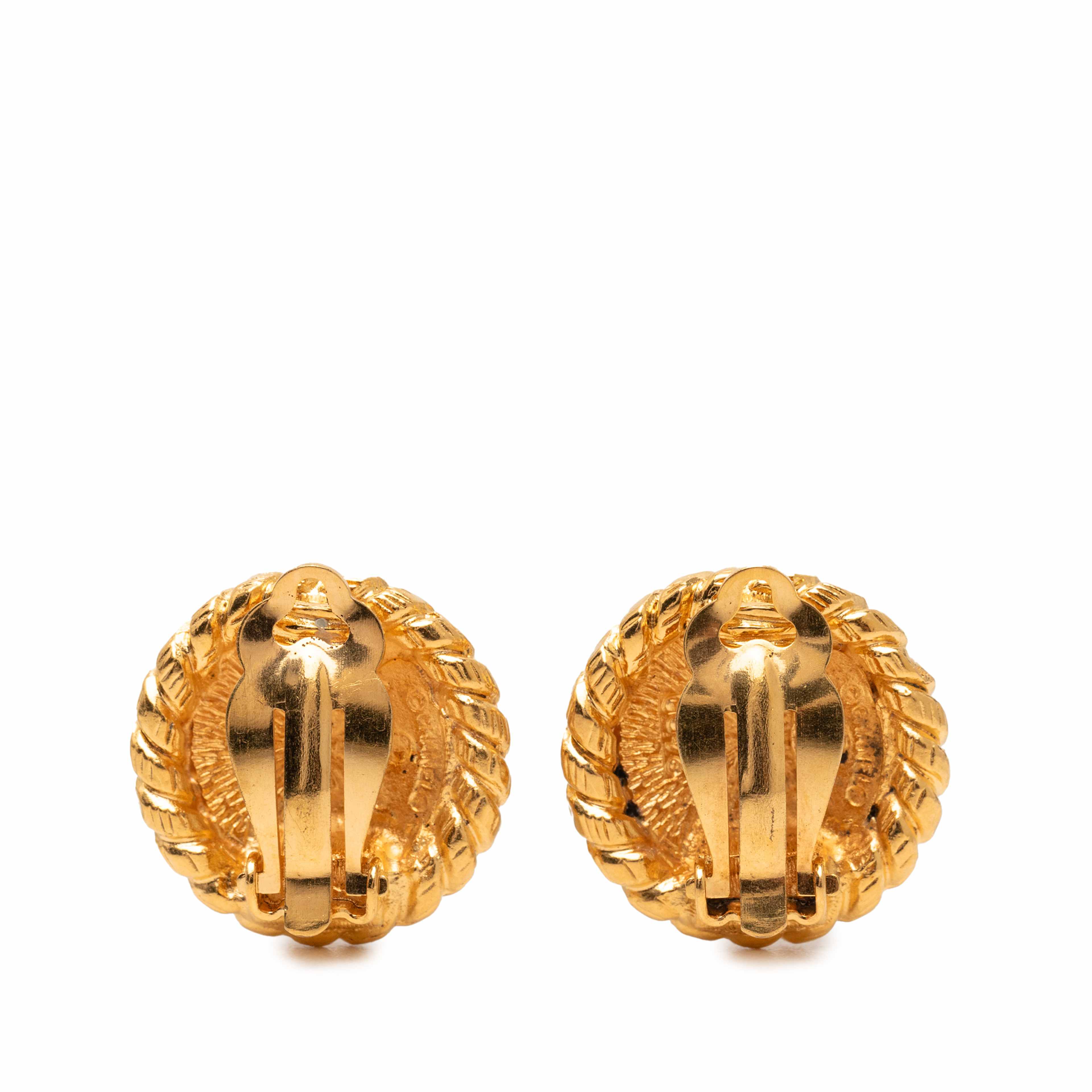 Chanel Gold Plated Cc Round Clip On  Earrings, från Luxclusif, i färgen gold. Klicka för att öppna bilden i stort format