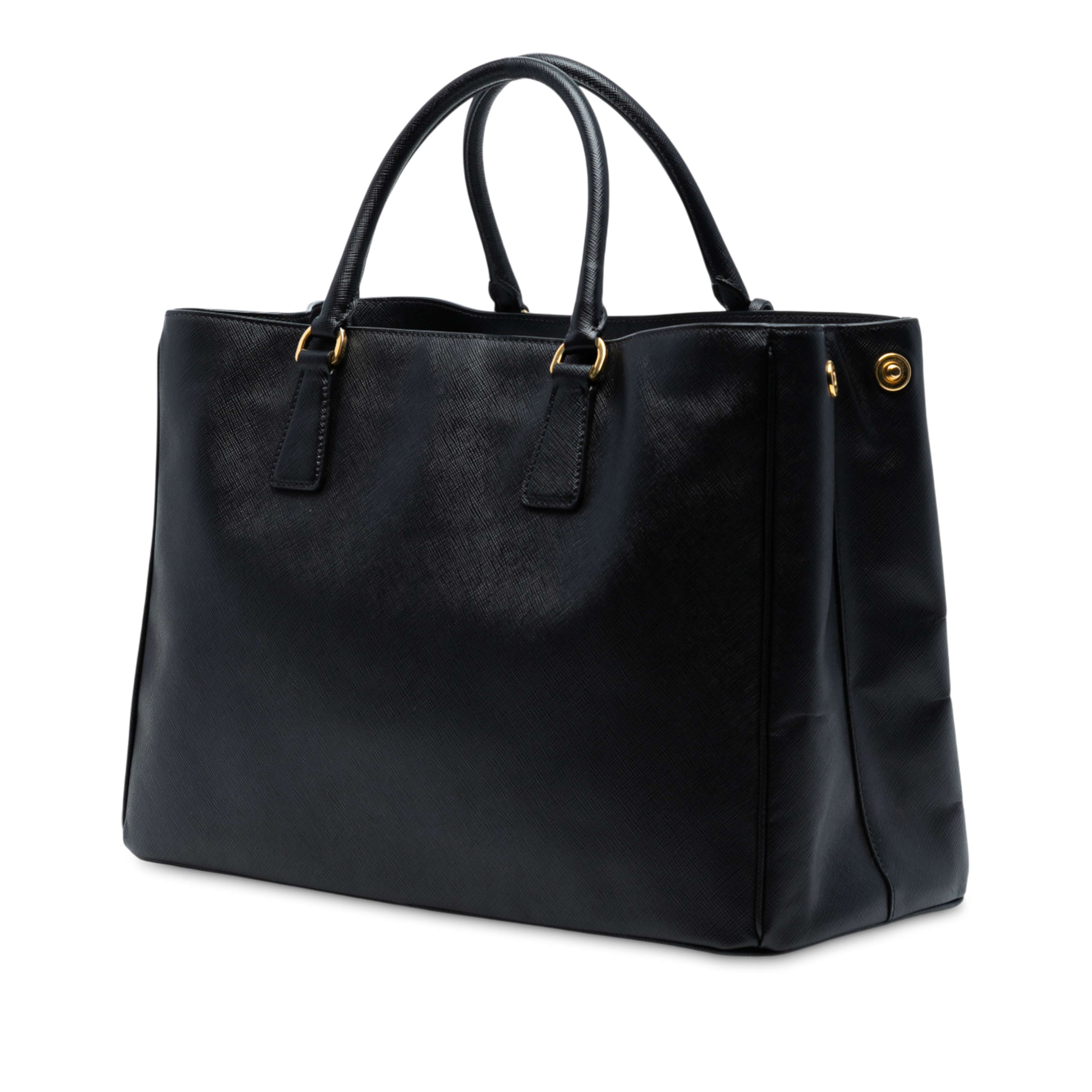 Prada Large Saffiano Lux Galleria Tote, från Luxclusif, i färgen black. Klicka för att öppna bilden i stort format