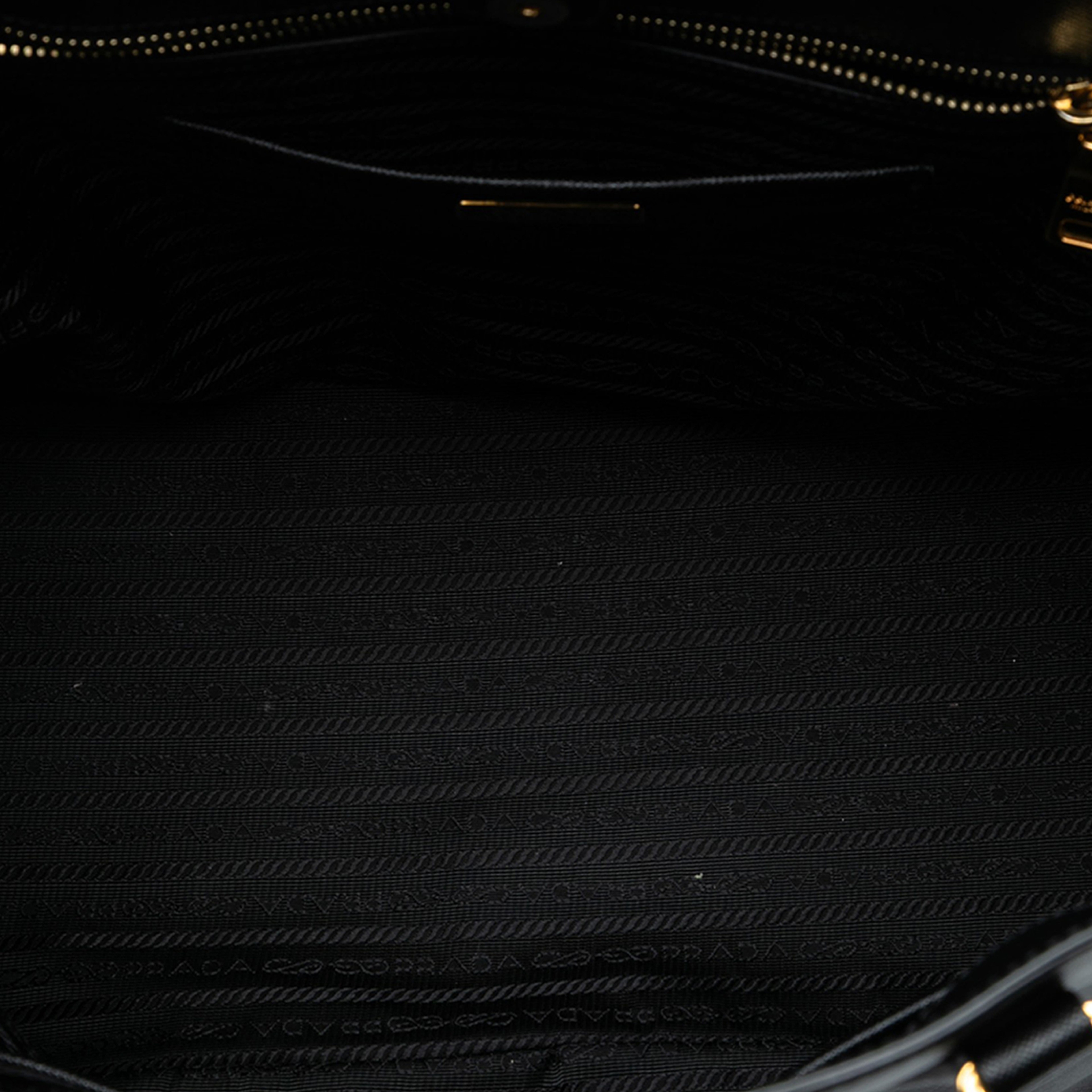 Prada Large Saffiano Lux Galleria Tote, från Luxclusif, i färgen black. Klicka för att öppna bilden i stort format