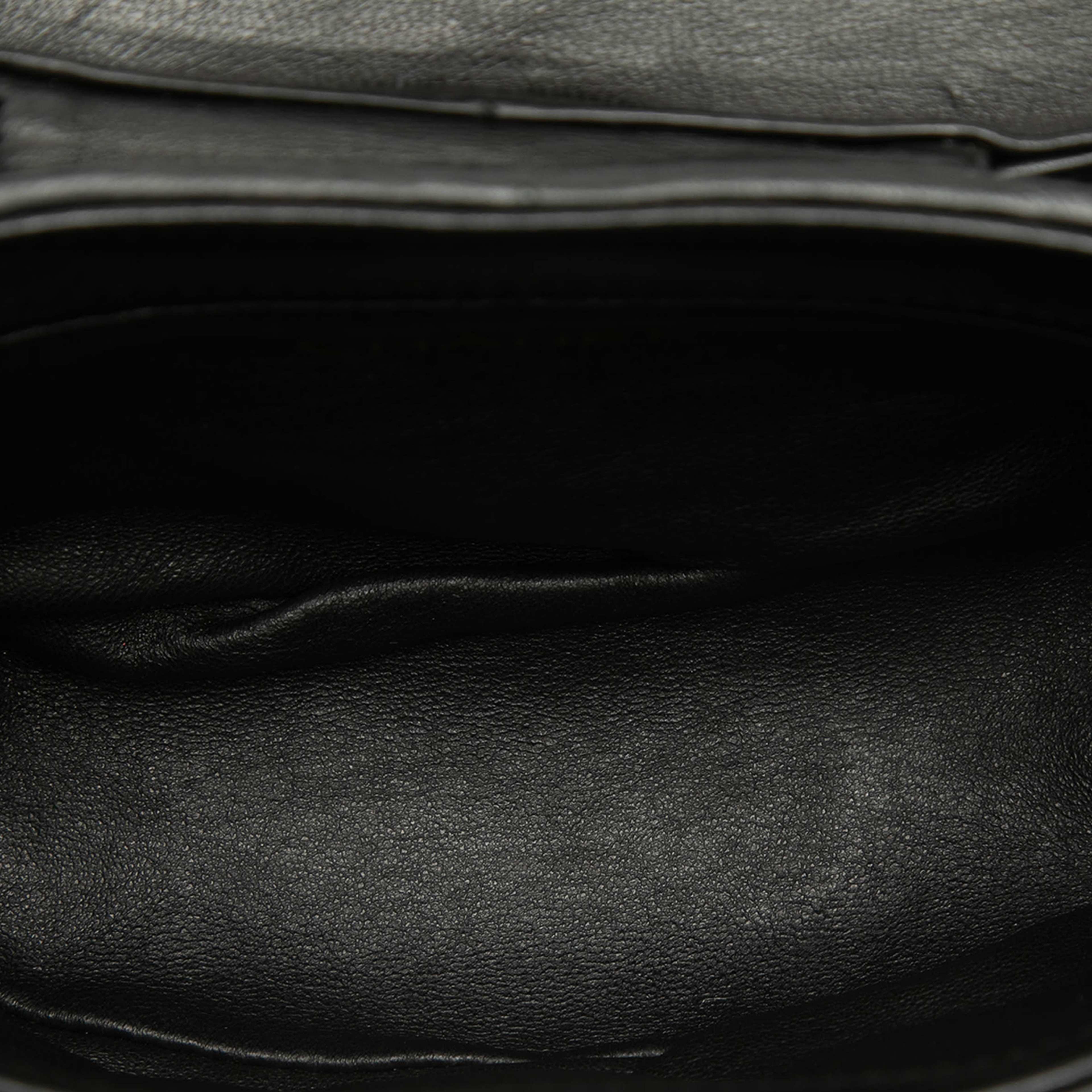 Chanel Cc Quilted Lambskin Tassel Vanity Bag, från Luxclusif, i färgen black. Klicka för att öppna bilden i stort format