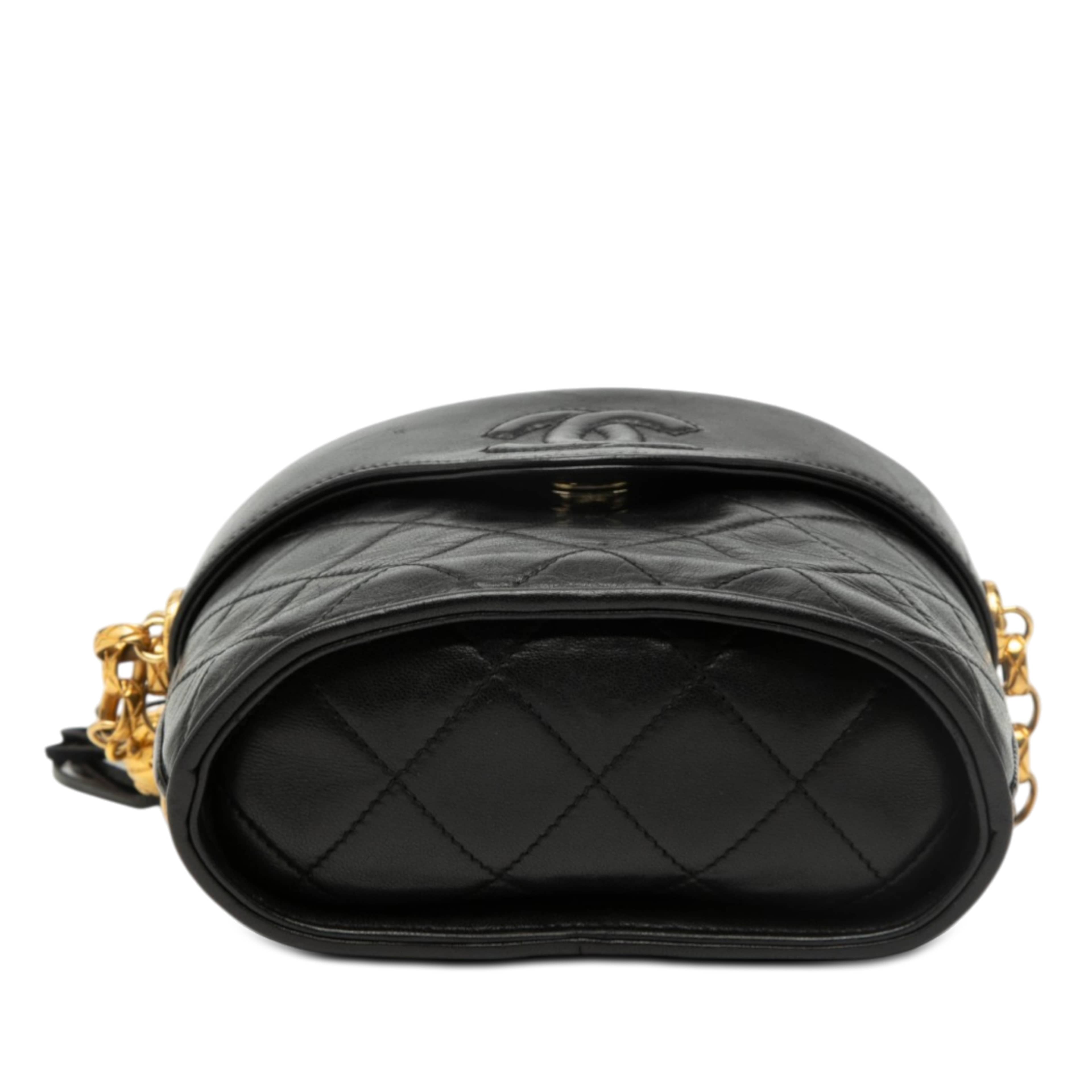 Chanel Cc Quilted Lambskin Tassel Vanity Bag, från Luxclusif, i färgen black. Klicka för att öppna bilden i stort format