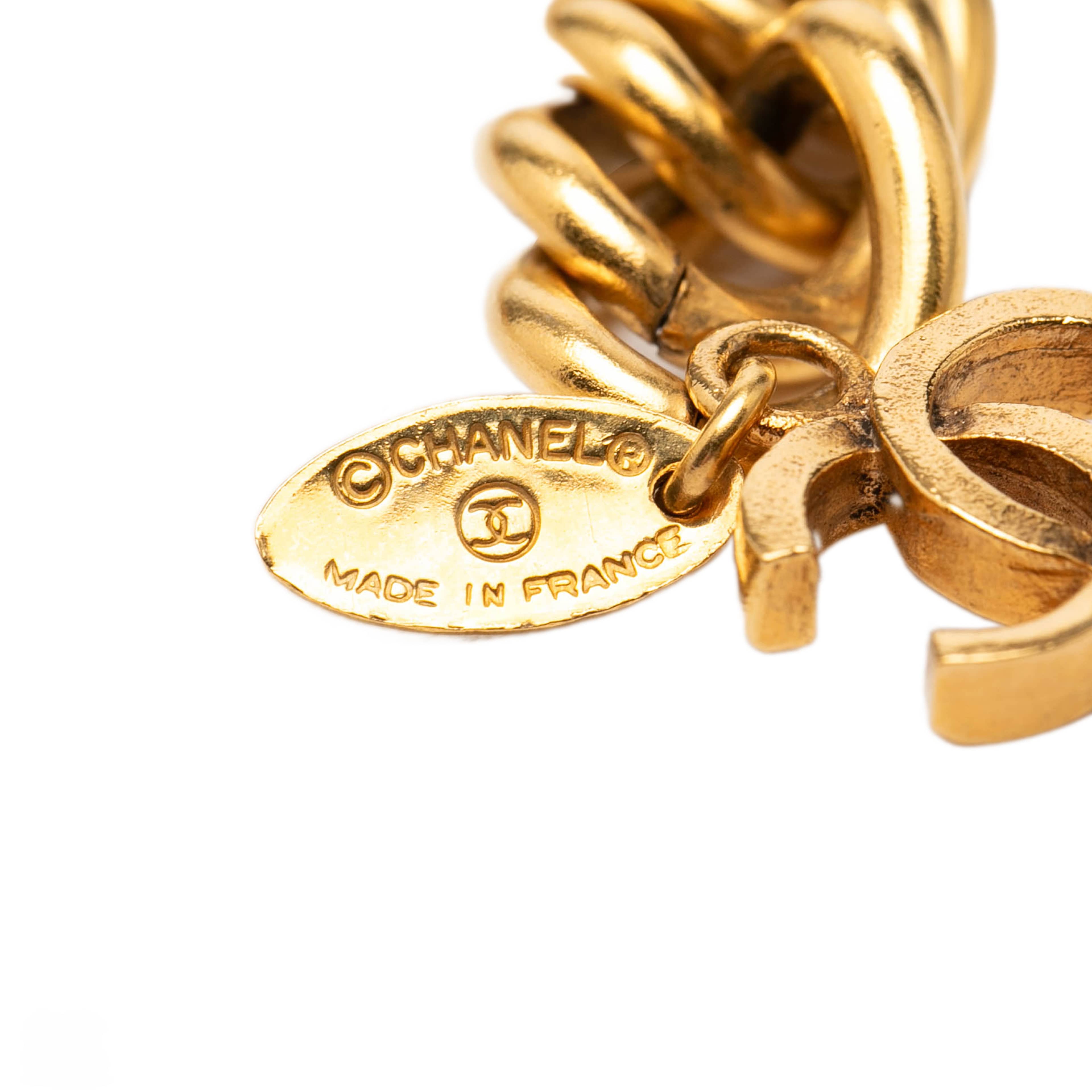 Chanel Gold Plated Leo Lion Sun Medallion Charm Necklace, från Luxclusif, i färgen gold. Klicka för att öppna bilden i stort format