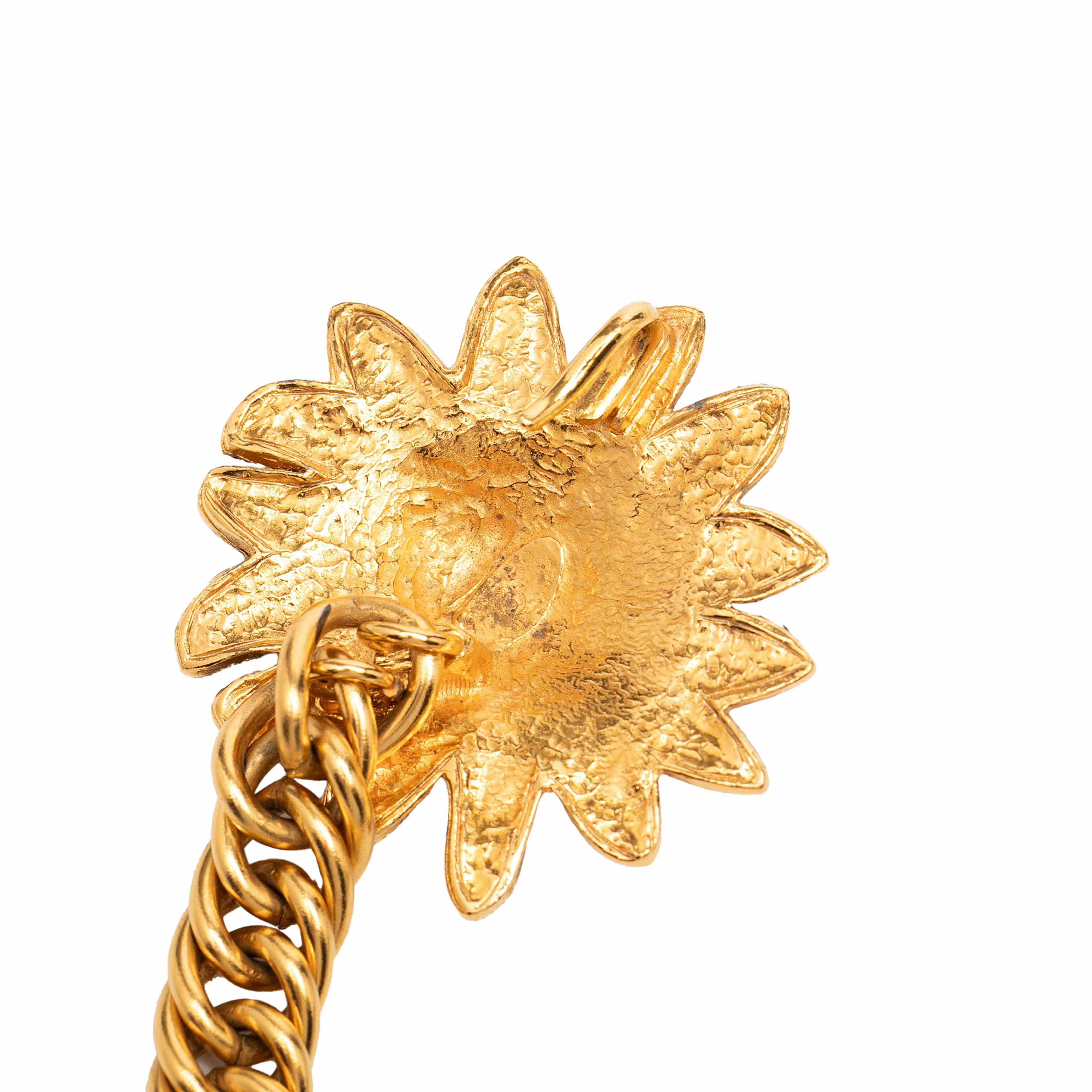 Chanel Gold Plated Leo Lion Sun Medallion Charm Necklace, från Luxclusif, i färgen gold. Klicka för att öppna bilden i stort format
