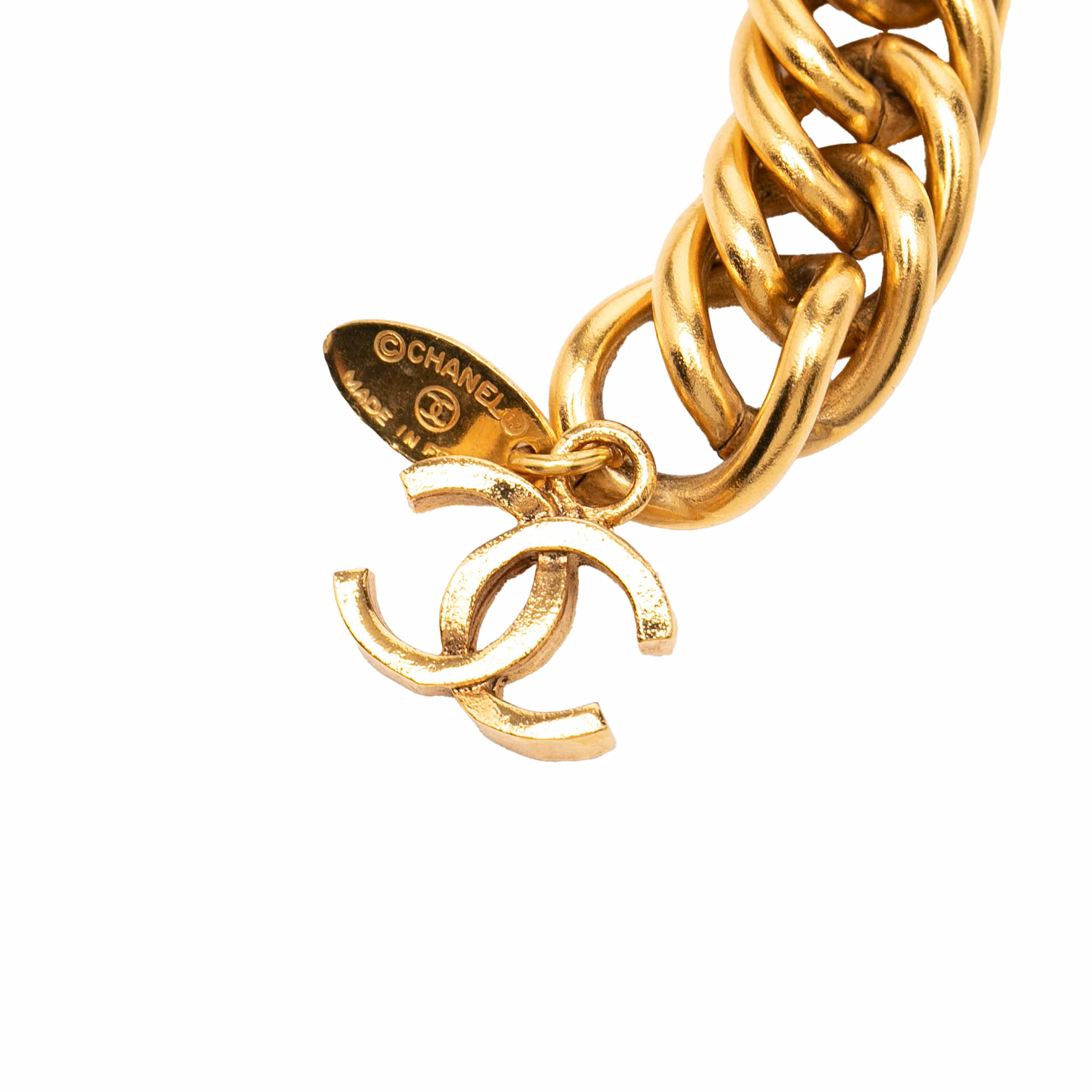 Chanel Gold Plated Leo Lion Sun Medallion Charm Necklace, från Luxclusif, i färgen gold. Klicka för att öppna bilden i stort format