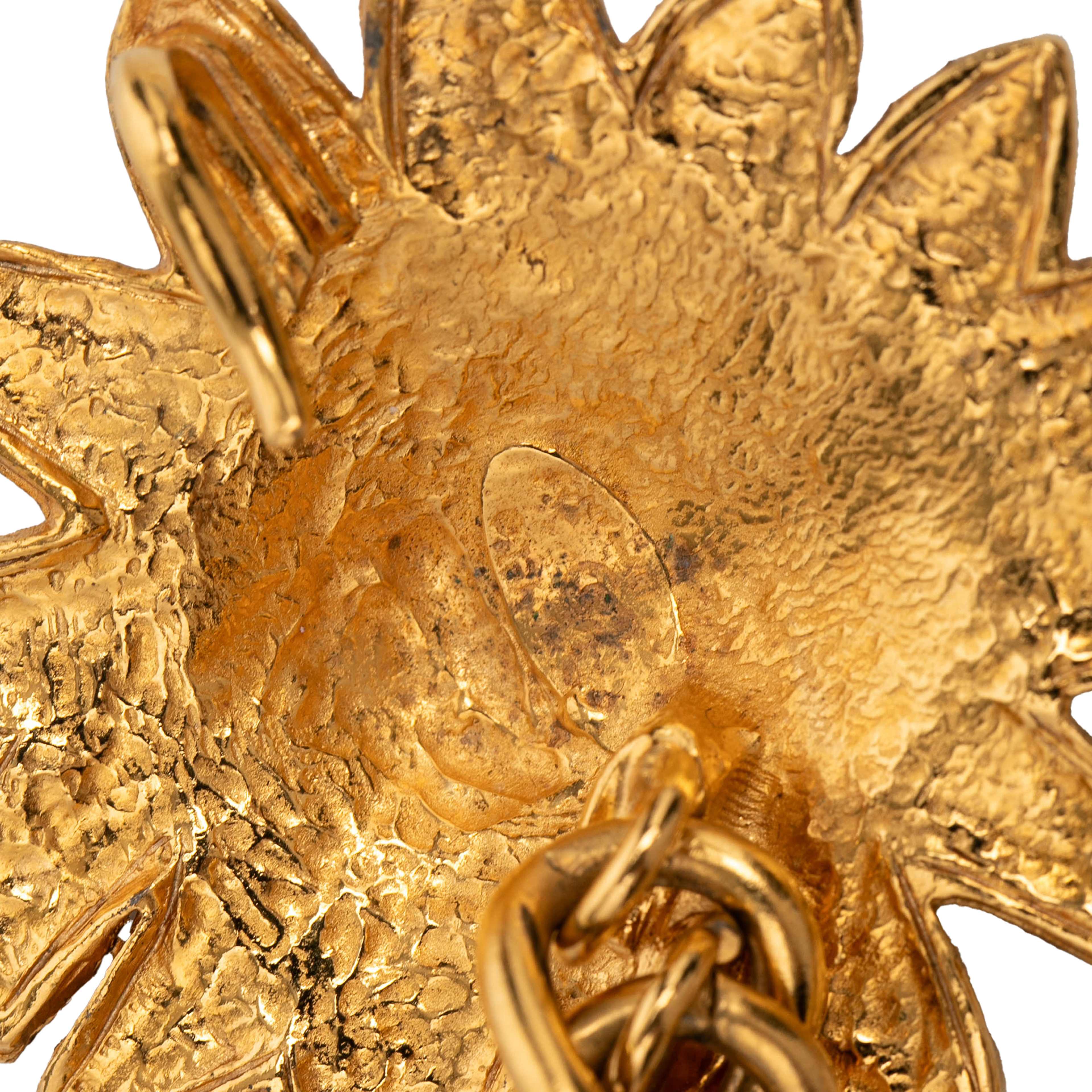 Chanel Gold Plated Leo Lion Sun Medallion Charm Necklace, från Luxclusif, i färgen gold. Klicka för att öppna bilden i stort format