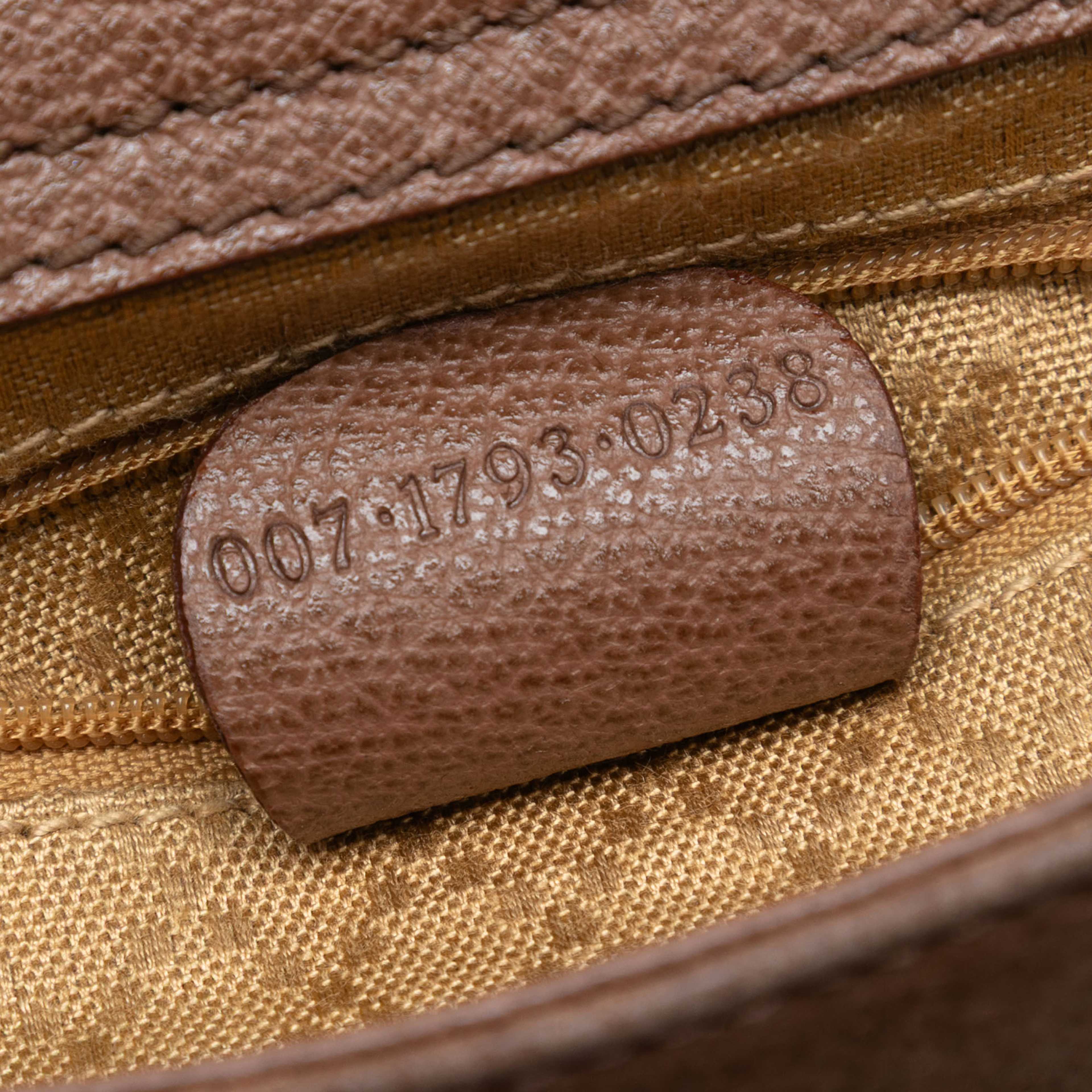 Gucci Mini Suede Bamboo Satchel, från Luxclusif, i färgen brun. Klicka för att öppna bilden i stort format