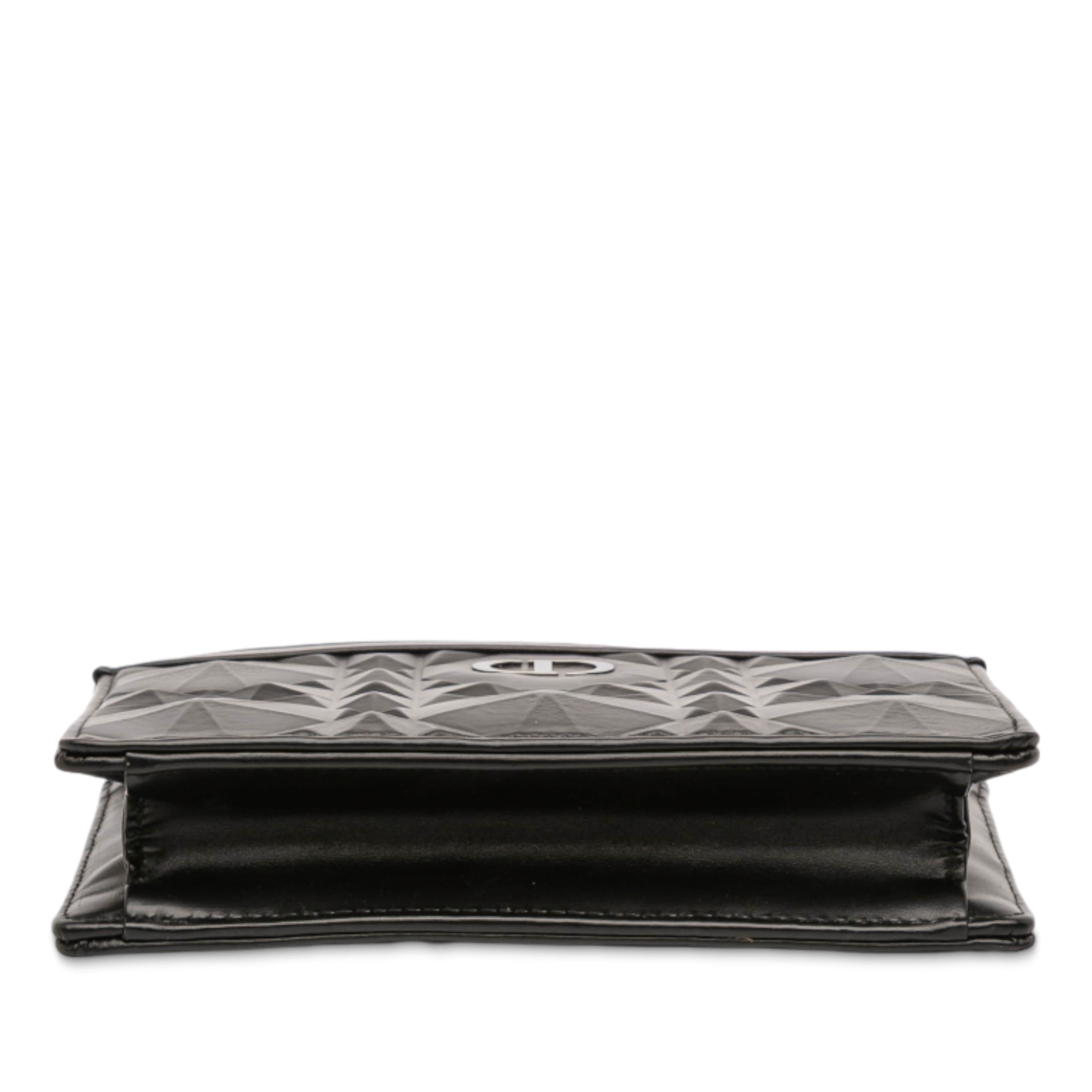 Dior Calfskin Macrocannage Diamond Caro Zipped Pouch With Chain, från Luxclusif, i färgen black. Klicka för att öppna bilden i stort format