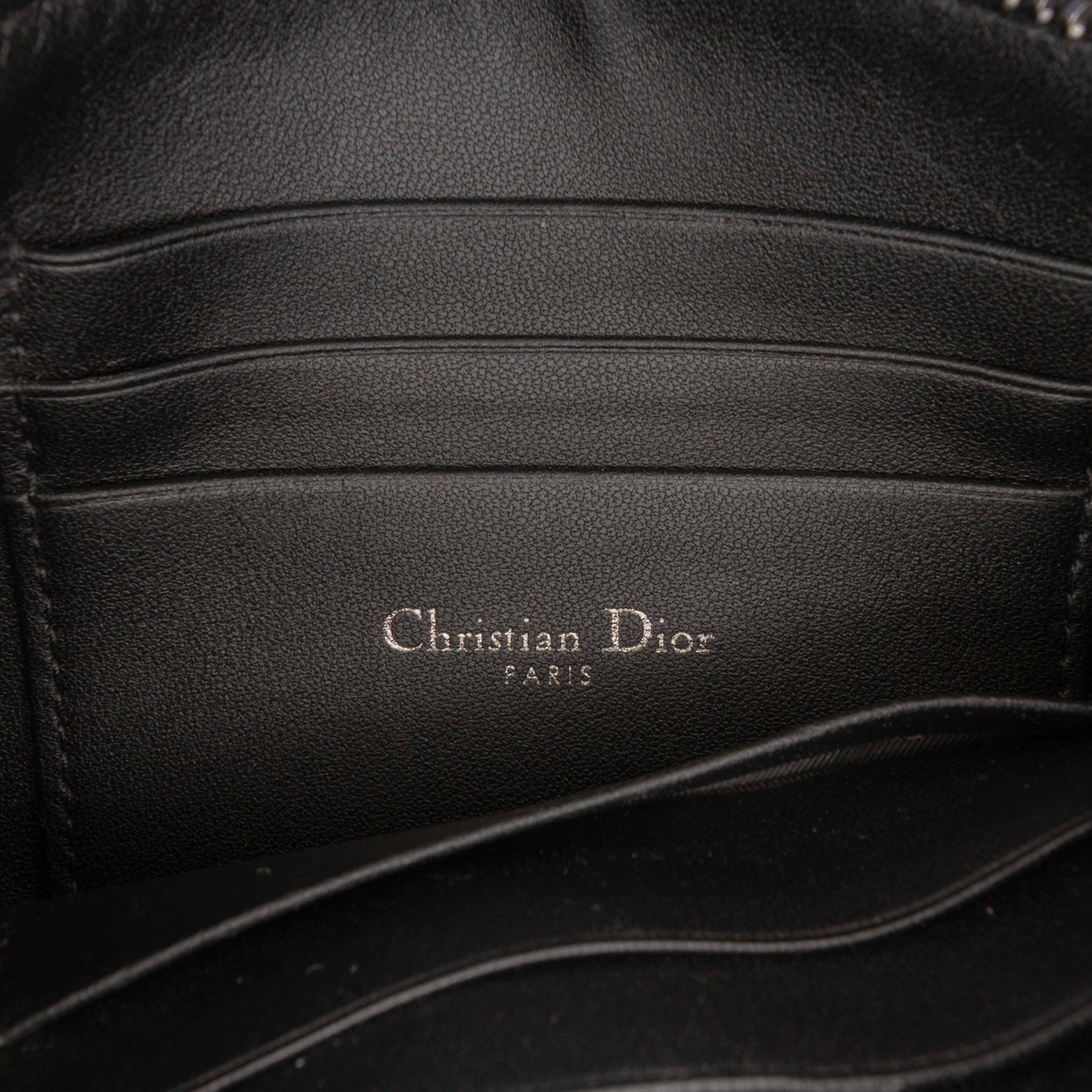 Dior Calfskin Macrocannage Diamond Caro Zipped Pouch With Chain, från Luxclusif, i färgen black. Klicka för att öppna bilden i stort format