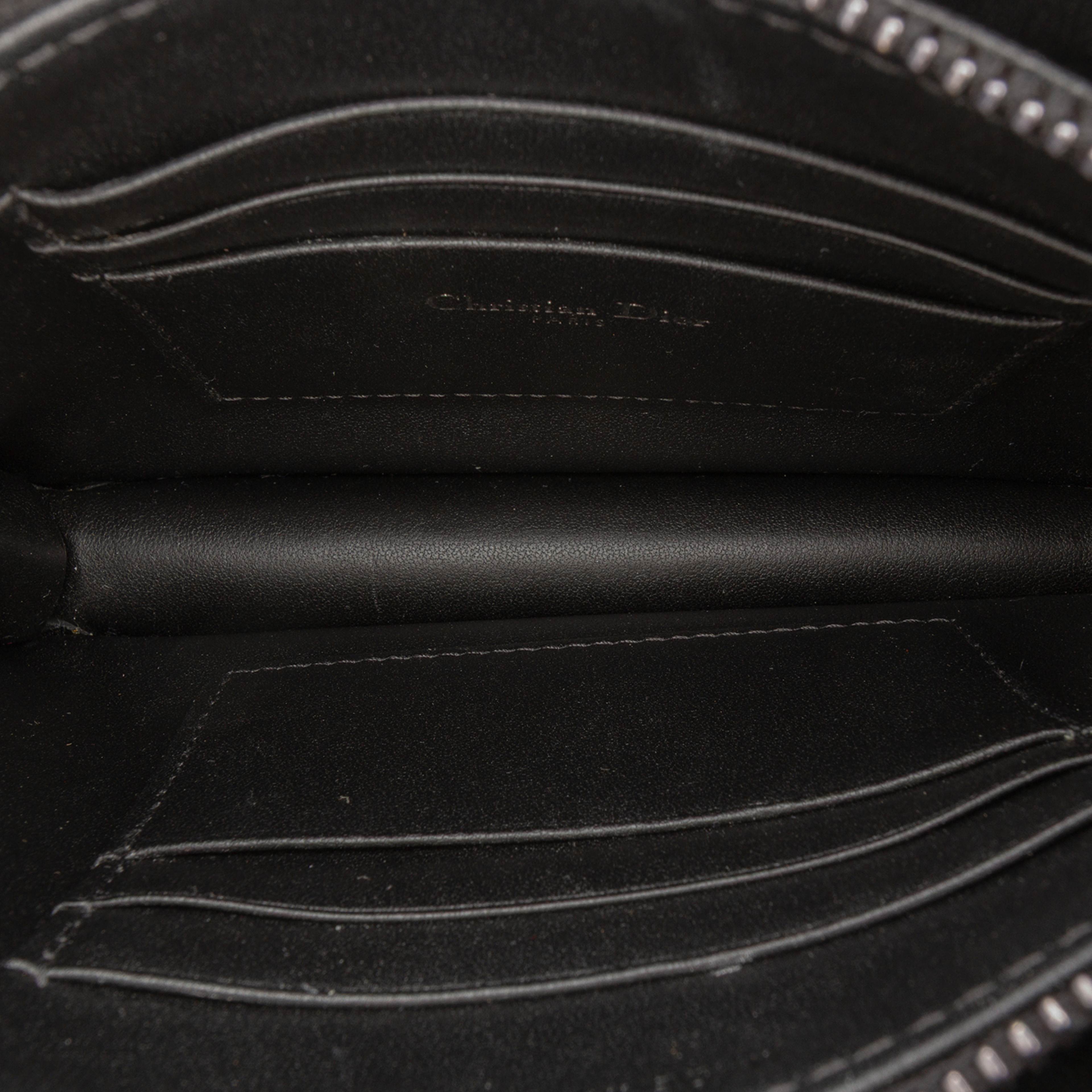 Dior Calfskin Macrocannage Diamond Caro Zipped Pouch With Chain, från Luxclusif, i färgen black. Klicka för att öppna bilden i stort format