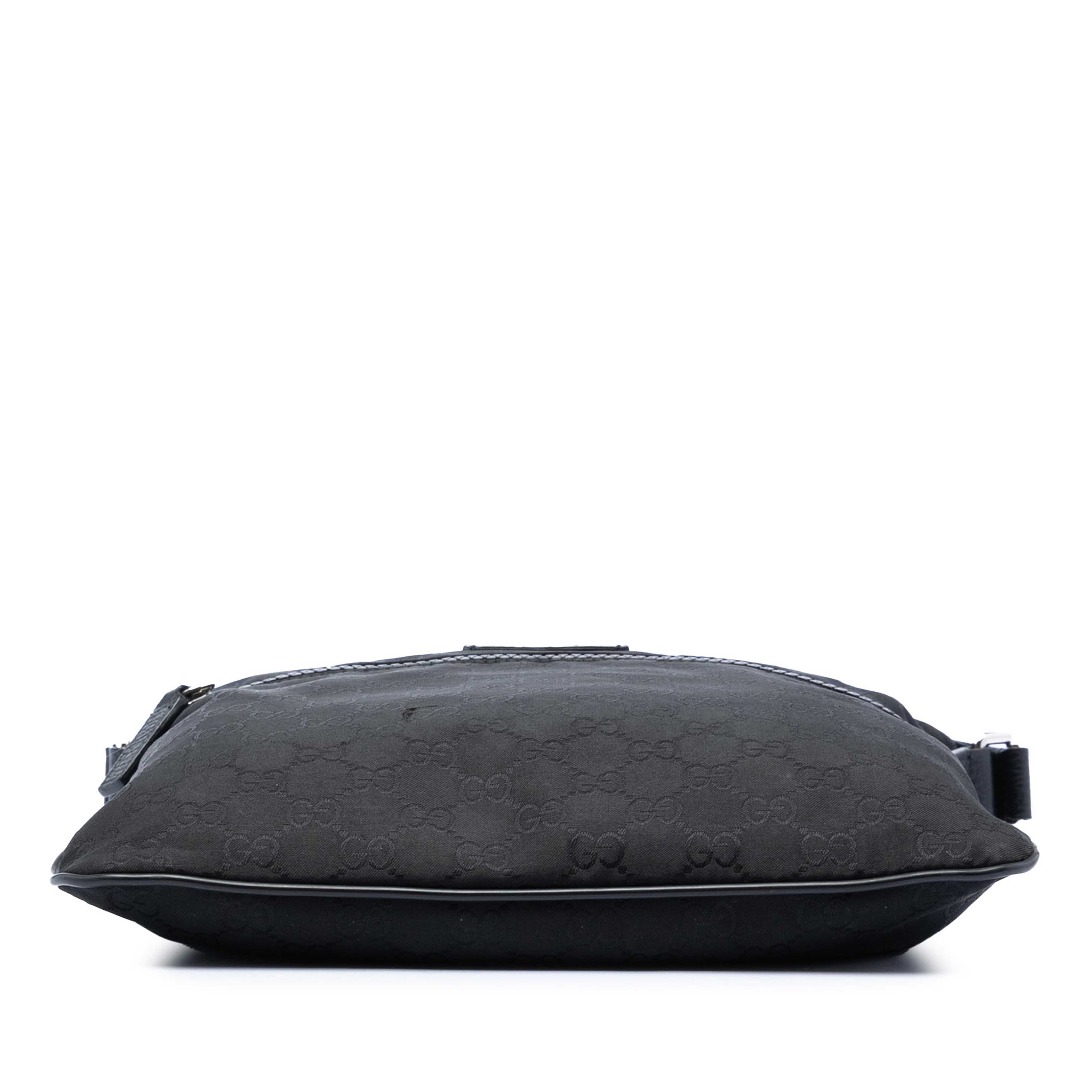 Gucci Gg Nylon Crossbody, från Luxclusif, i färgen black. Klicka för att öppna bilden i stort format