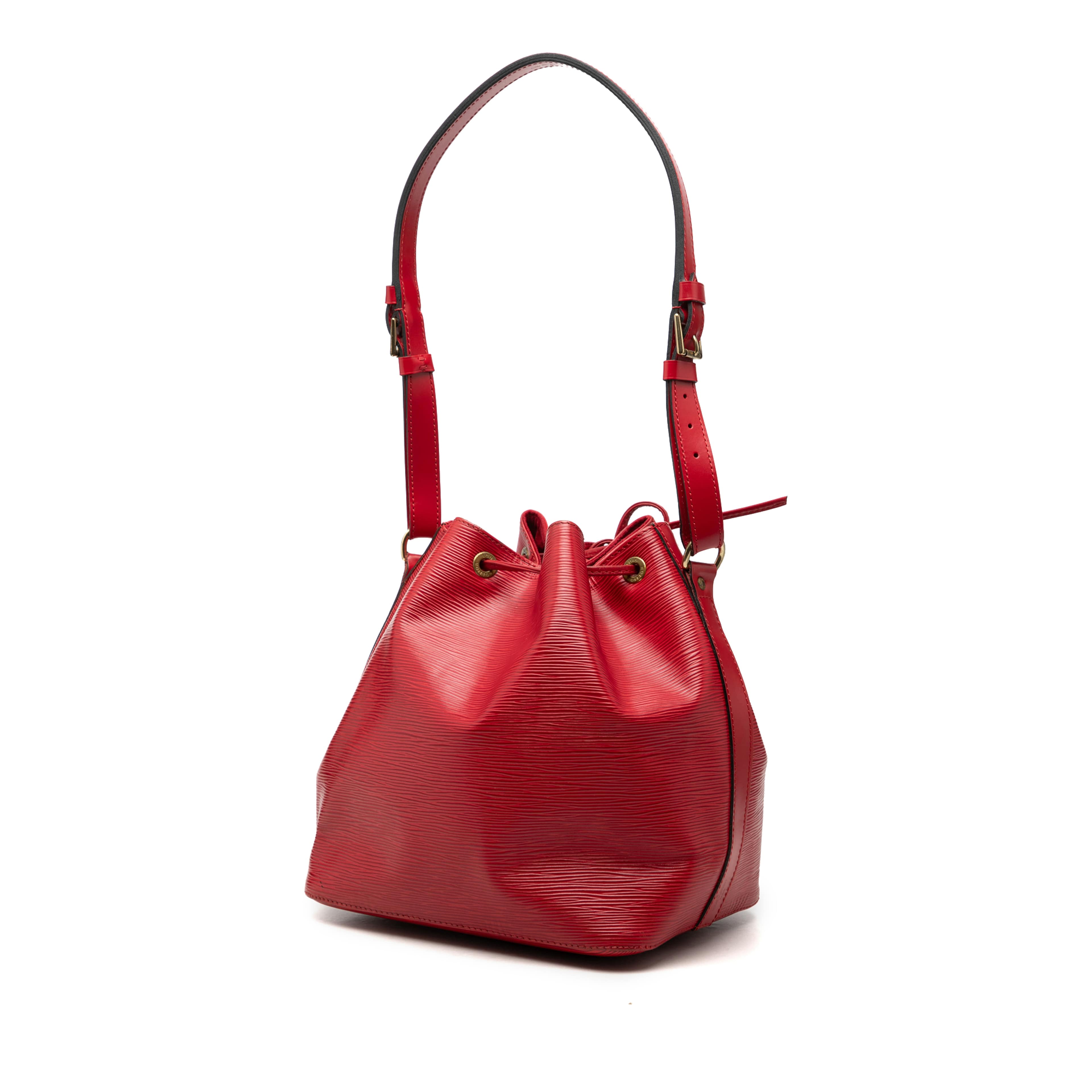 Louis Vuitton Epi Petit Noe, från Luxclusif, i färgen röd. Klicka för att öppna bilden i stort format