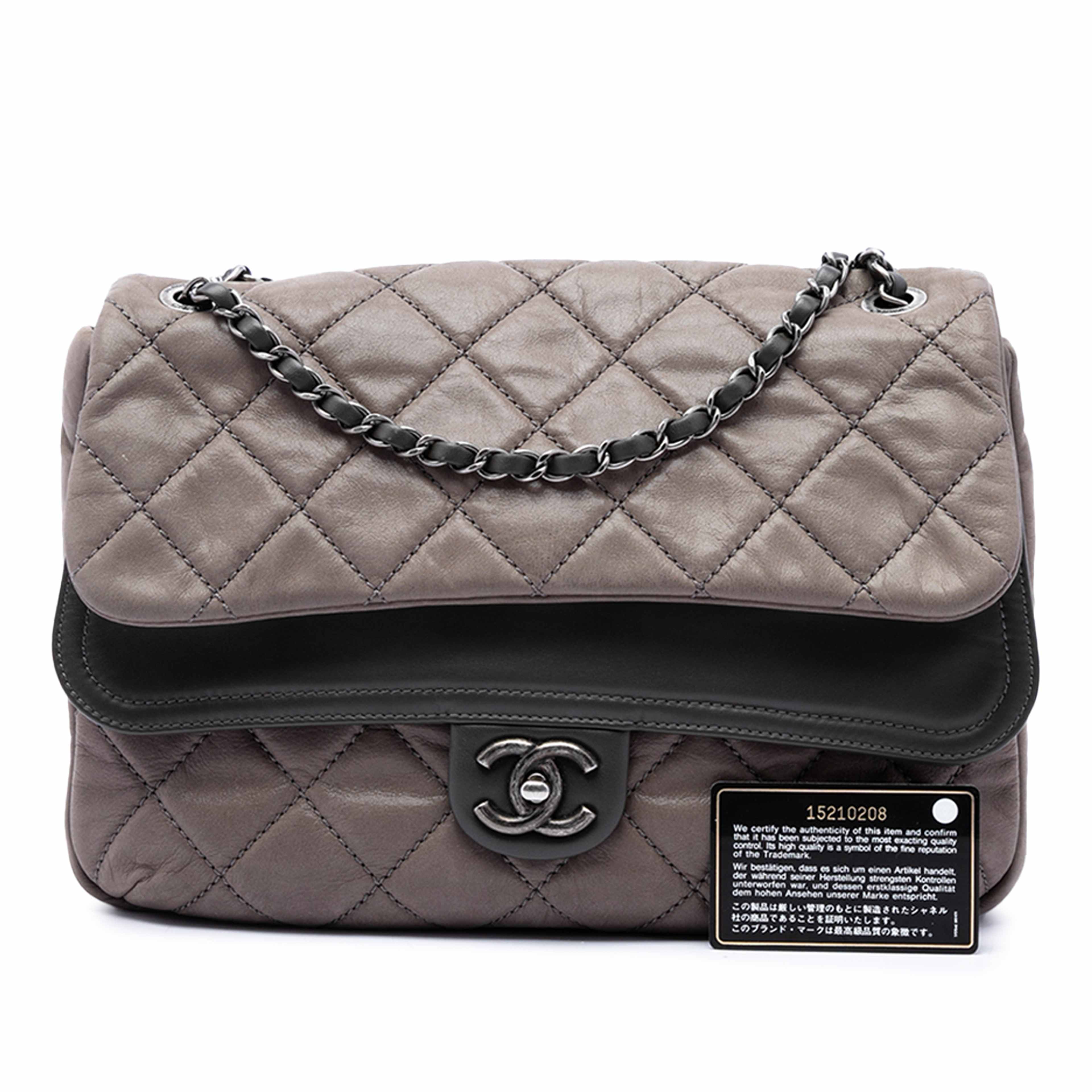 Chanel Jumbo Quilted Iridescent Calfskin In The Mix Double Flap, från Luxclusif, i färgen brun. Klicka för att öppna bilden i stort format