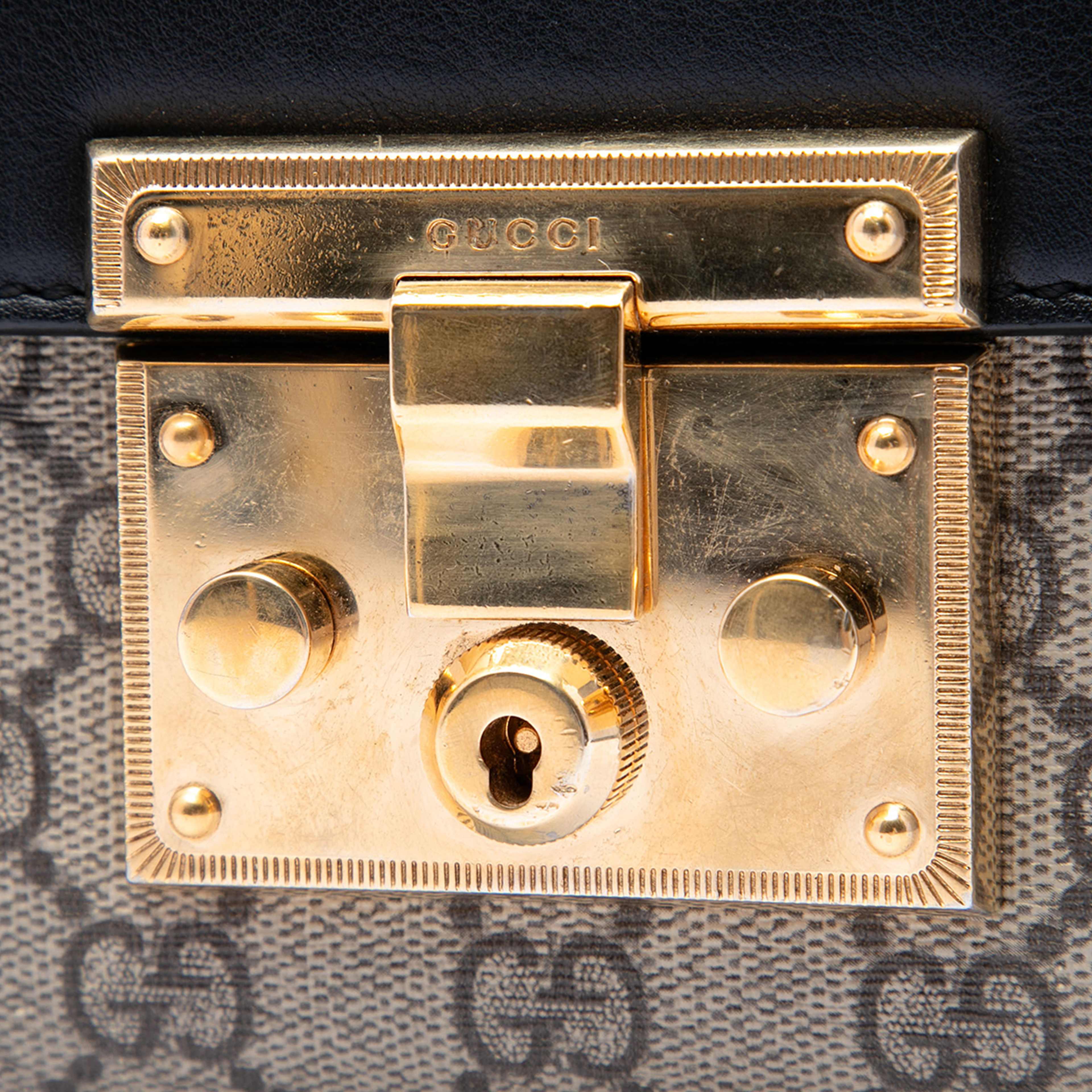 Gucci Small Gg Supreme Padlock Crossbody, från Luxclusif, i färgen beige. Klicka för att öppna bilden i stort format