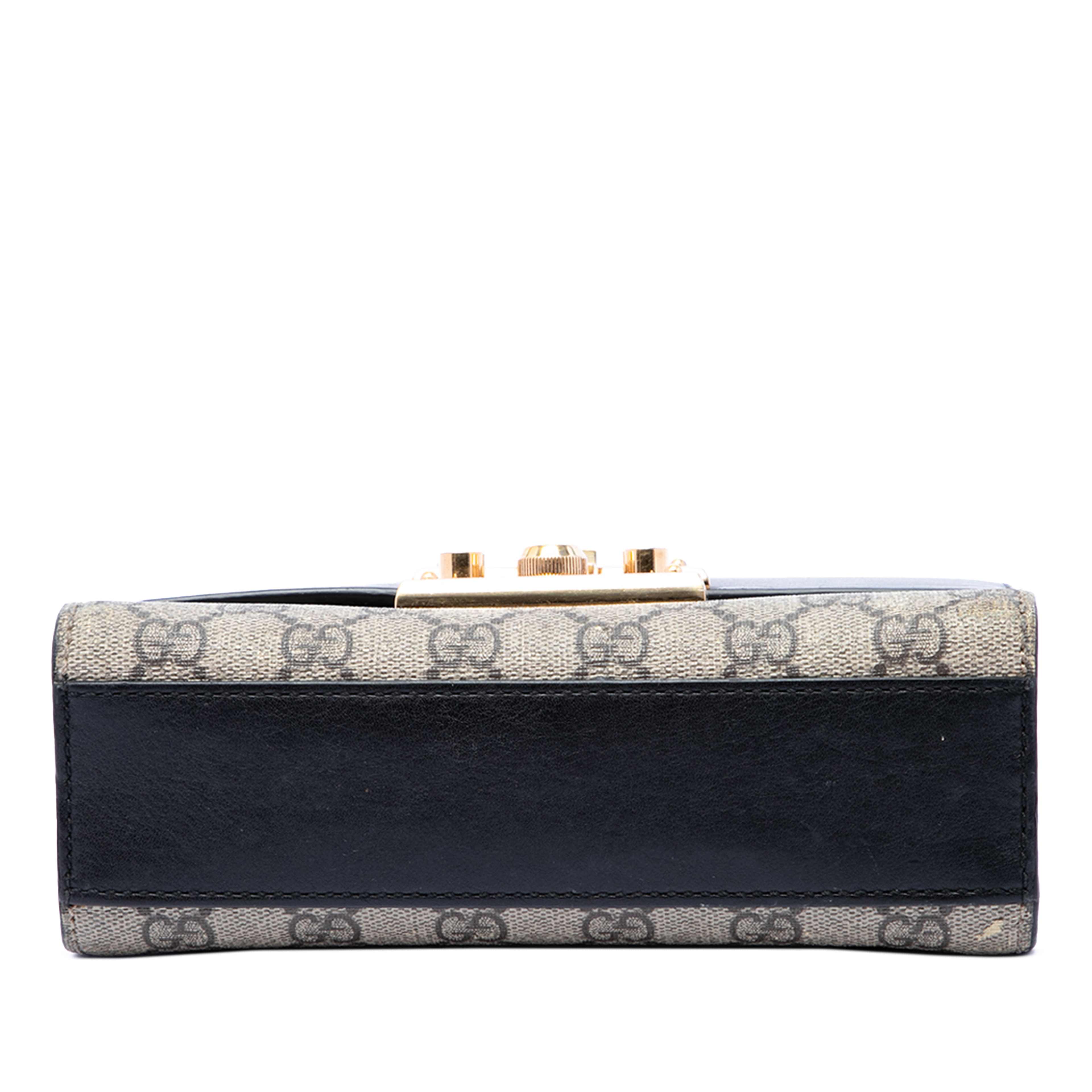 Gucci Small Gg Supreme Padlock Crossbody, från Luxclusif, i färgen beige. Klicka för att öppna bilden i stort format