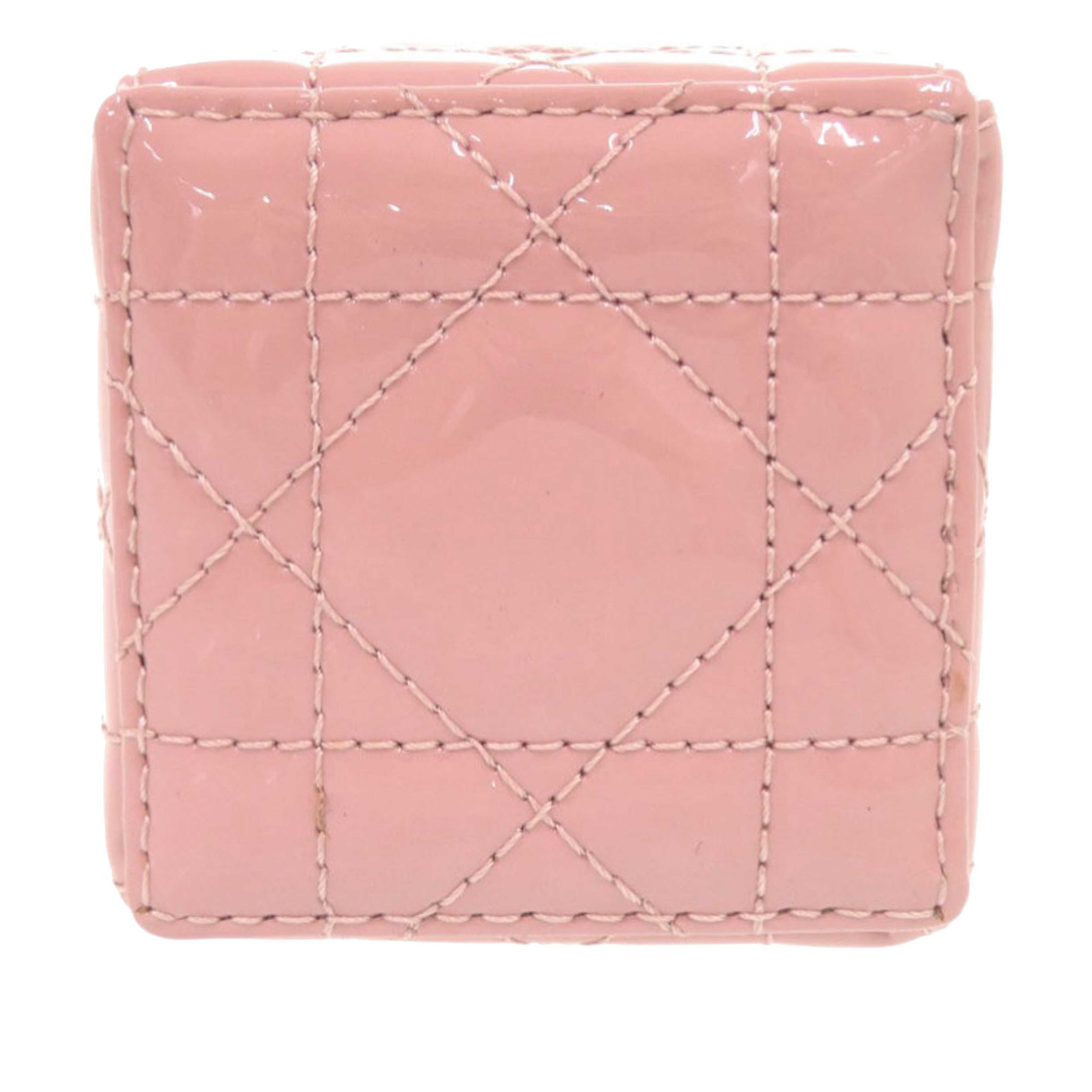 Dior Micro Patent Cannage Lady Dior Cube Pouch, från Luxclusif, i färgen pink. Klicka för att öppna bilden i stort format