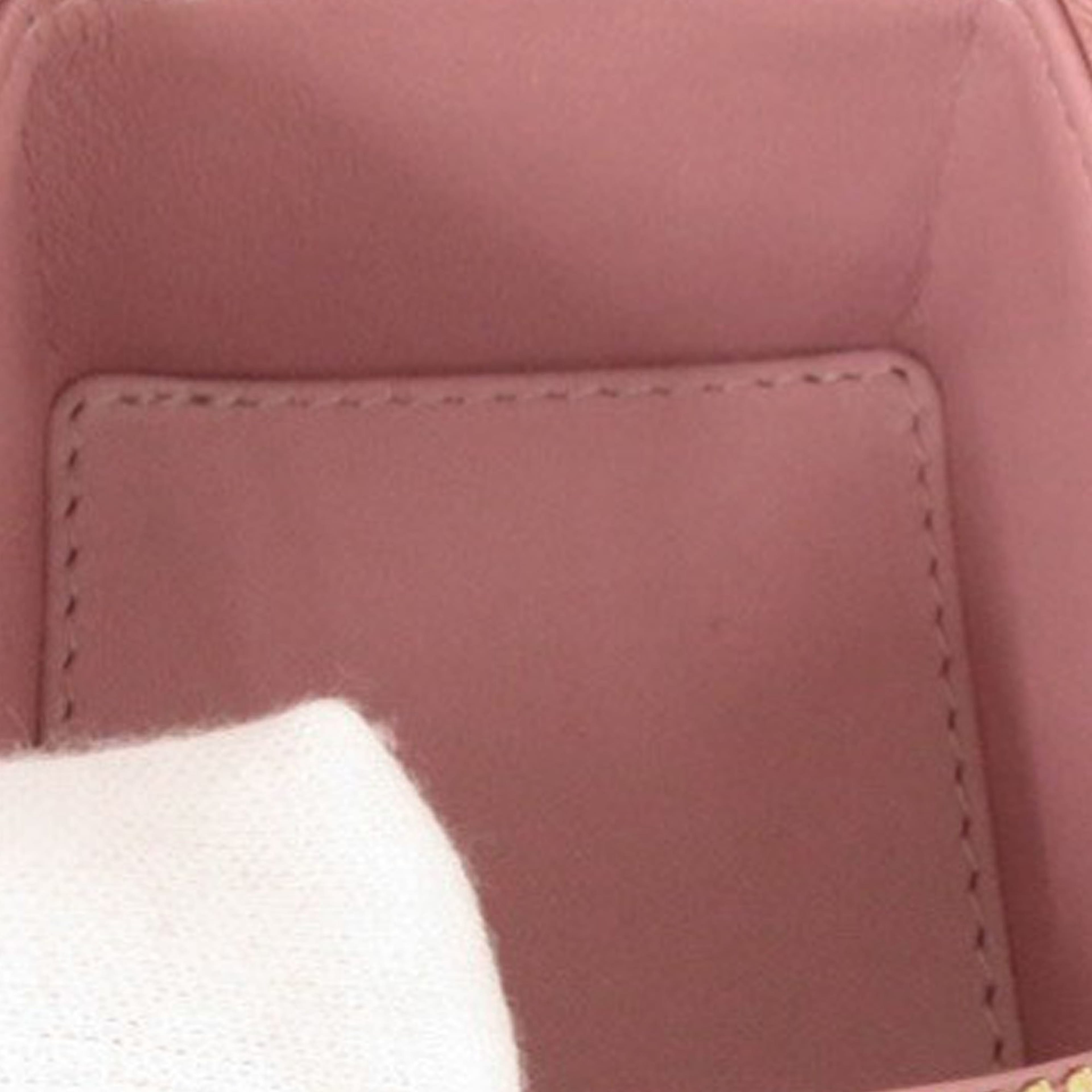 Dior Micro Patent Cannage Lady Dior Cube Pouch, från Luxclusif, i färgen pink. Klicka för att öppna bilden i stort format