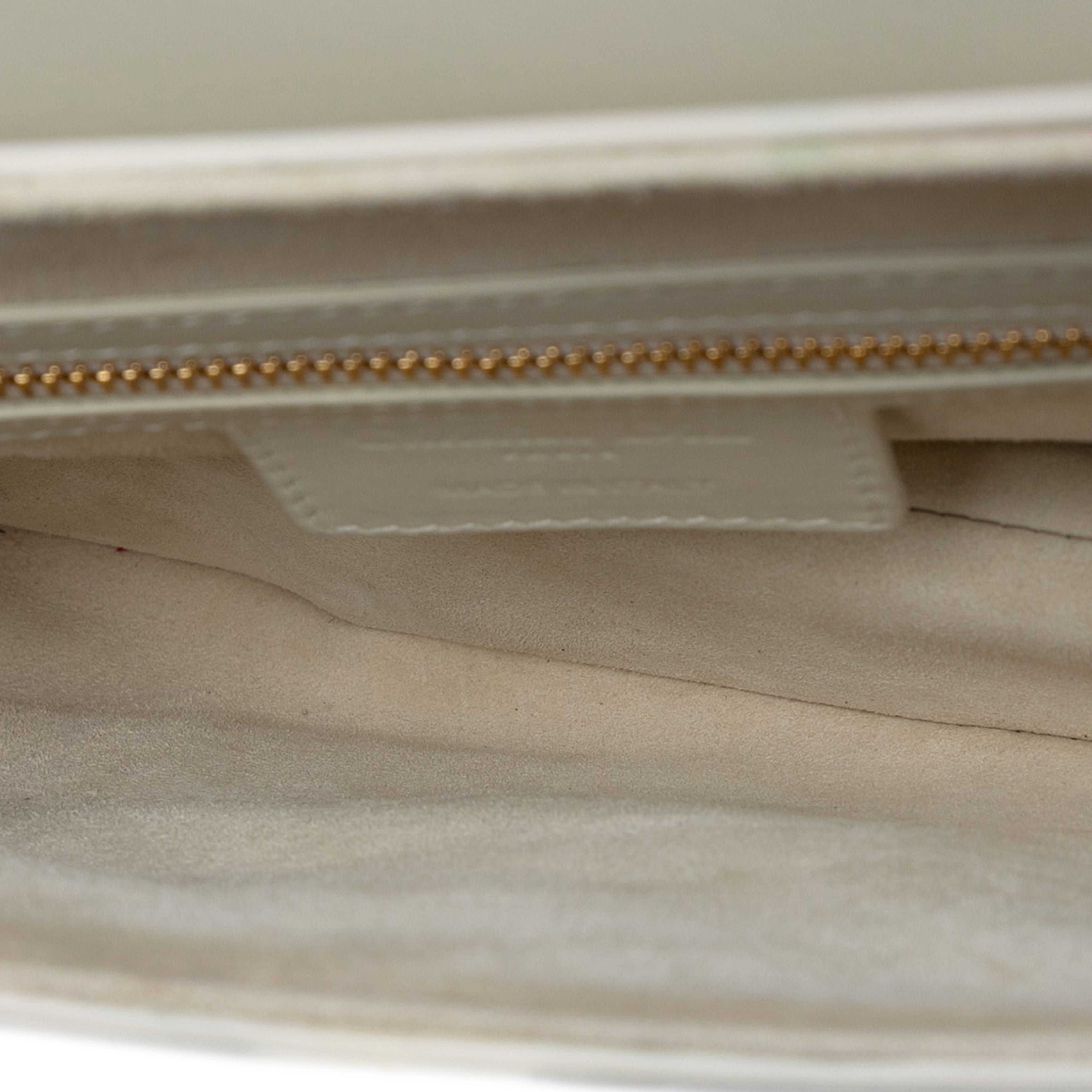 Dior Ultra Matte Calfskin Saddle Bag, från Luxclusif, i färgen white. Klicka för att öppna bilden i stort format