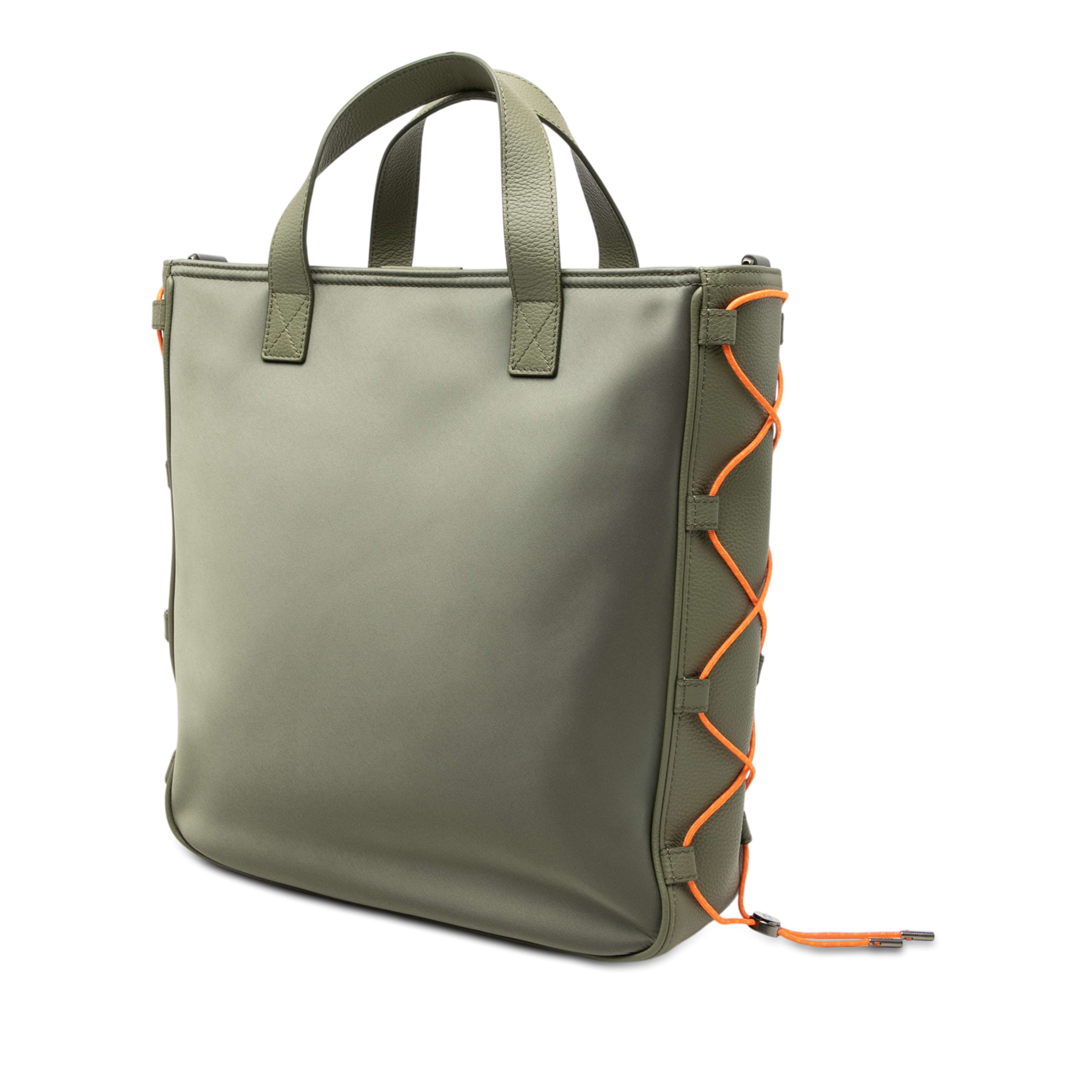 Dior Sacai Nylon And Leather Saddle Tote, från Luxclusif, i färgen olive green. Klicka för att öppna bilden i stort format