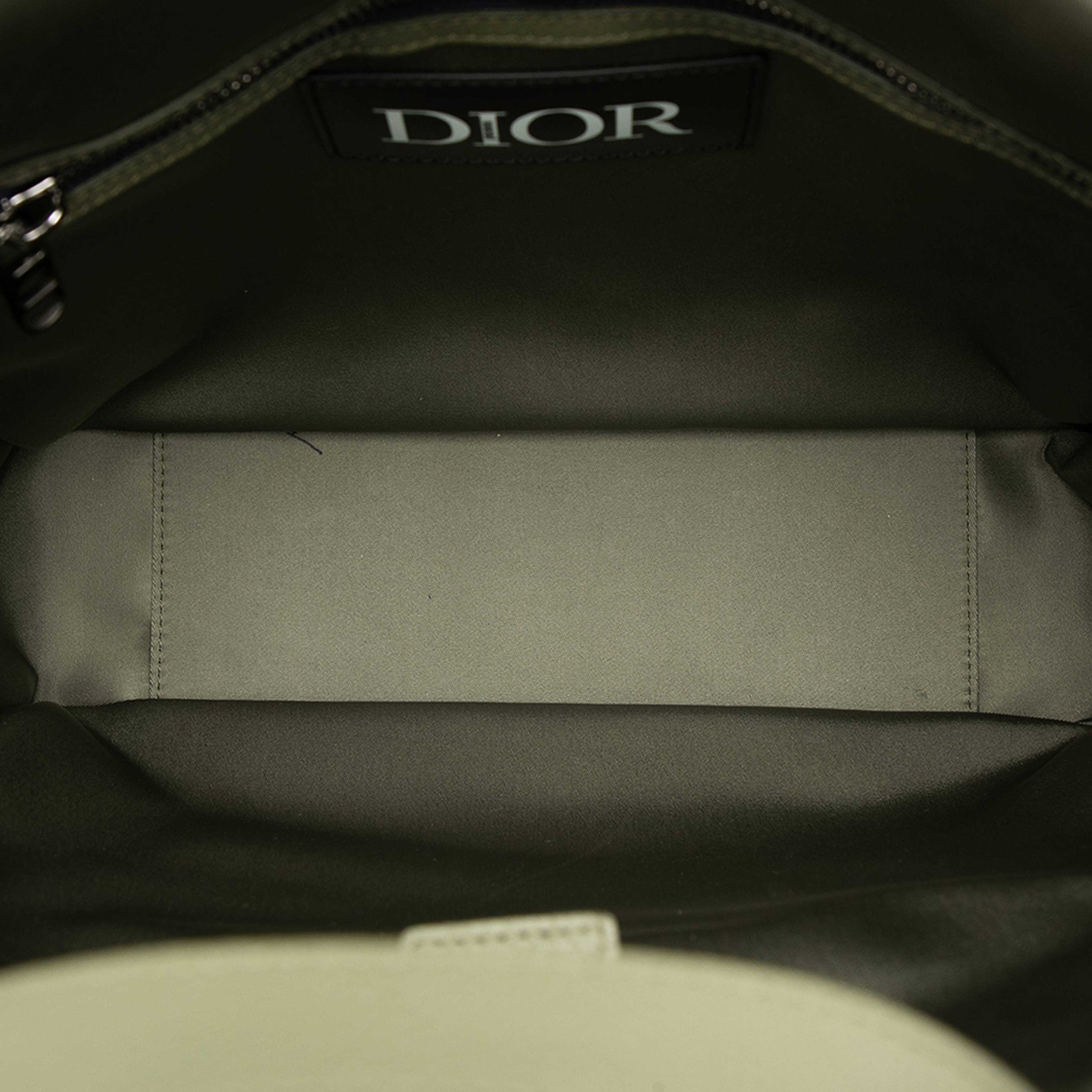 Dior Sacai Nylon And Leather Saddle Tote, från Luxclusif, i färgen olive green. Klicka för att öppna bilden i stort format
