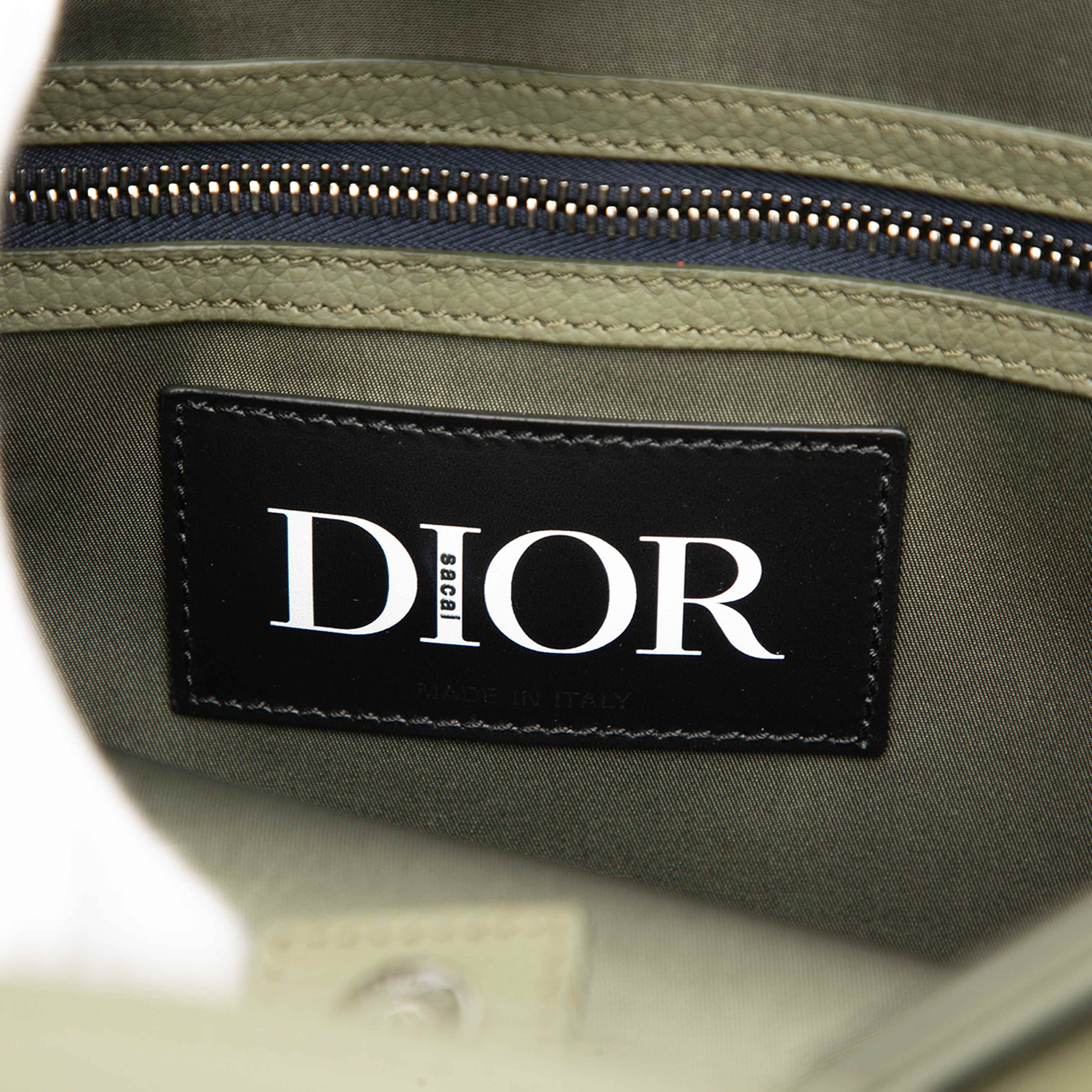 Dior Sacai Nylon And Leather Saddle Tote, från Luxclusif, i färgen olive green. Klicka för att öppna bilden i stort format