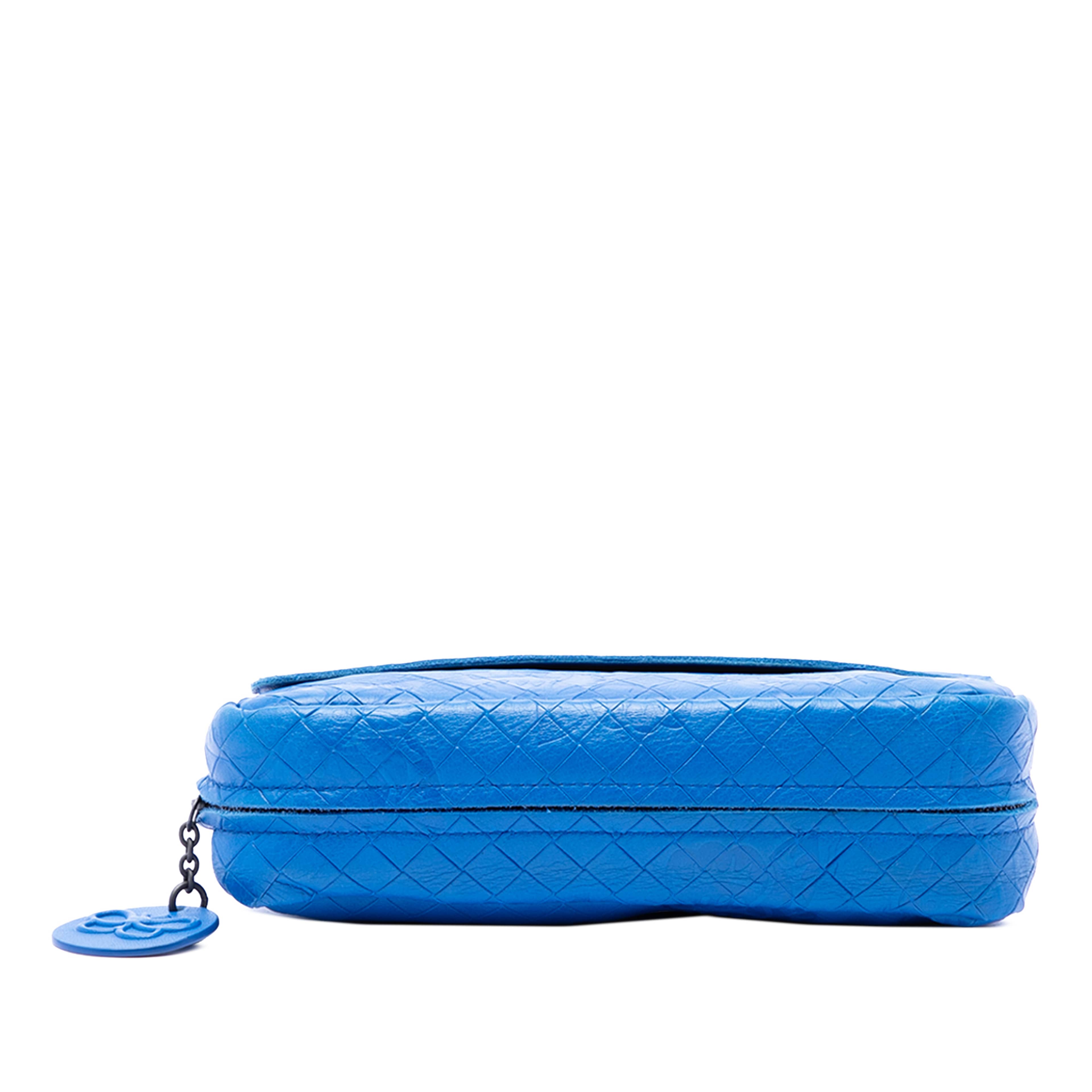 Bottega Veneta Small Calfskin Intrecciomirage Embossed Butterfly Chain Crossbody, från Luxclusif, i färgen blue. Klicka för att öppna bilden i stort format