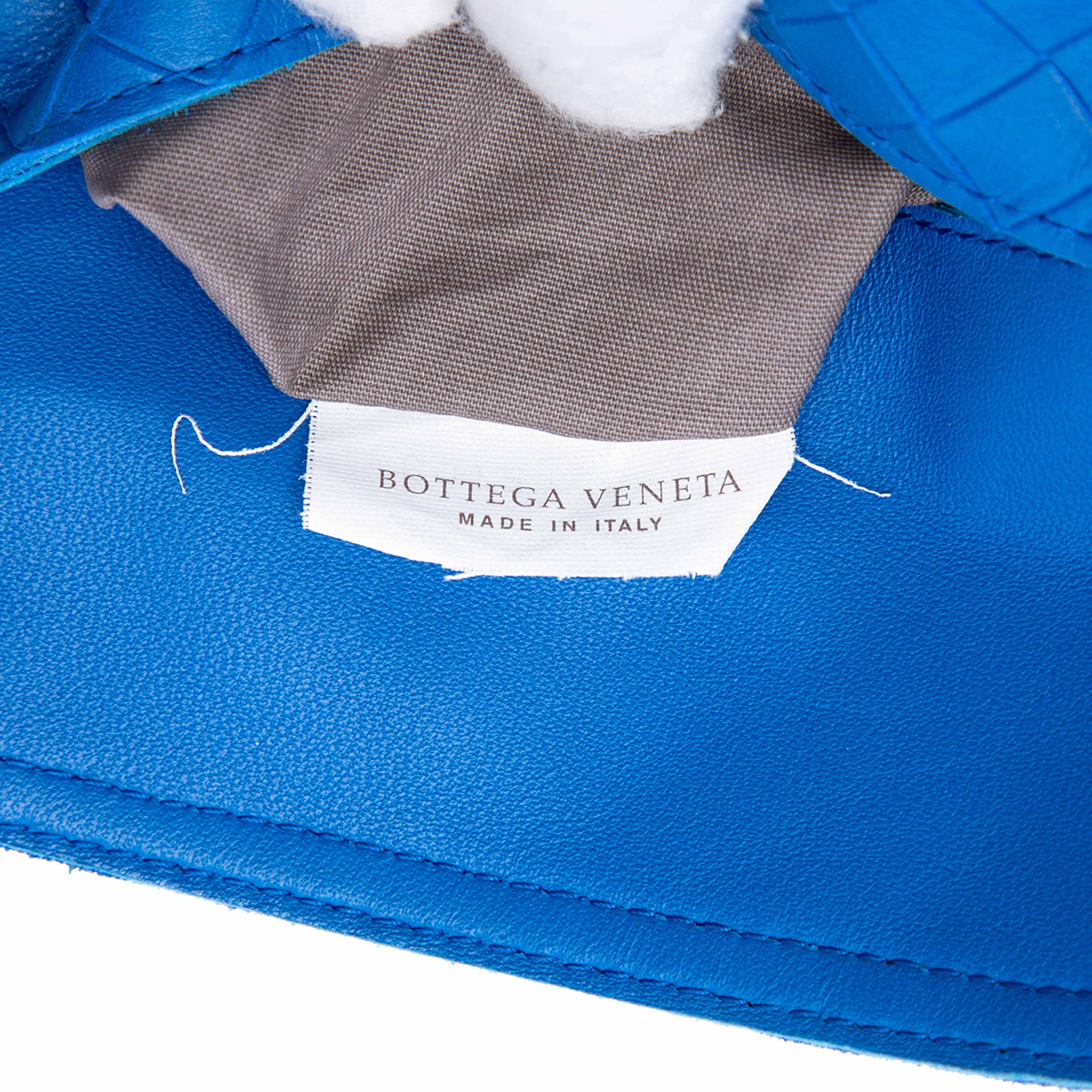 Bottega Veneta Small Calfskin Intrecciomirage Embossed Butterfly Chain Crossbody, från Luxclusif, i färgen blue. Klicka för att öppna bilden i stort format