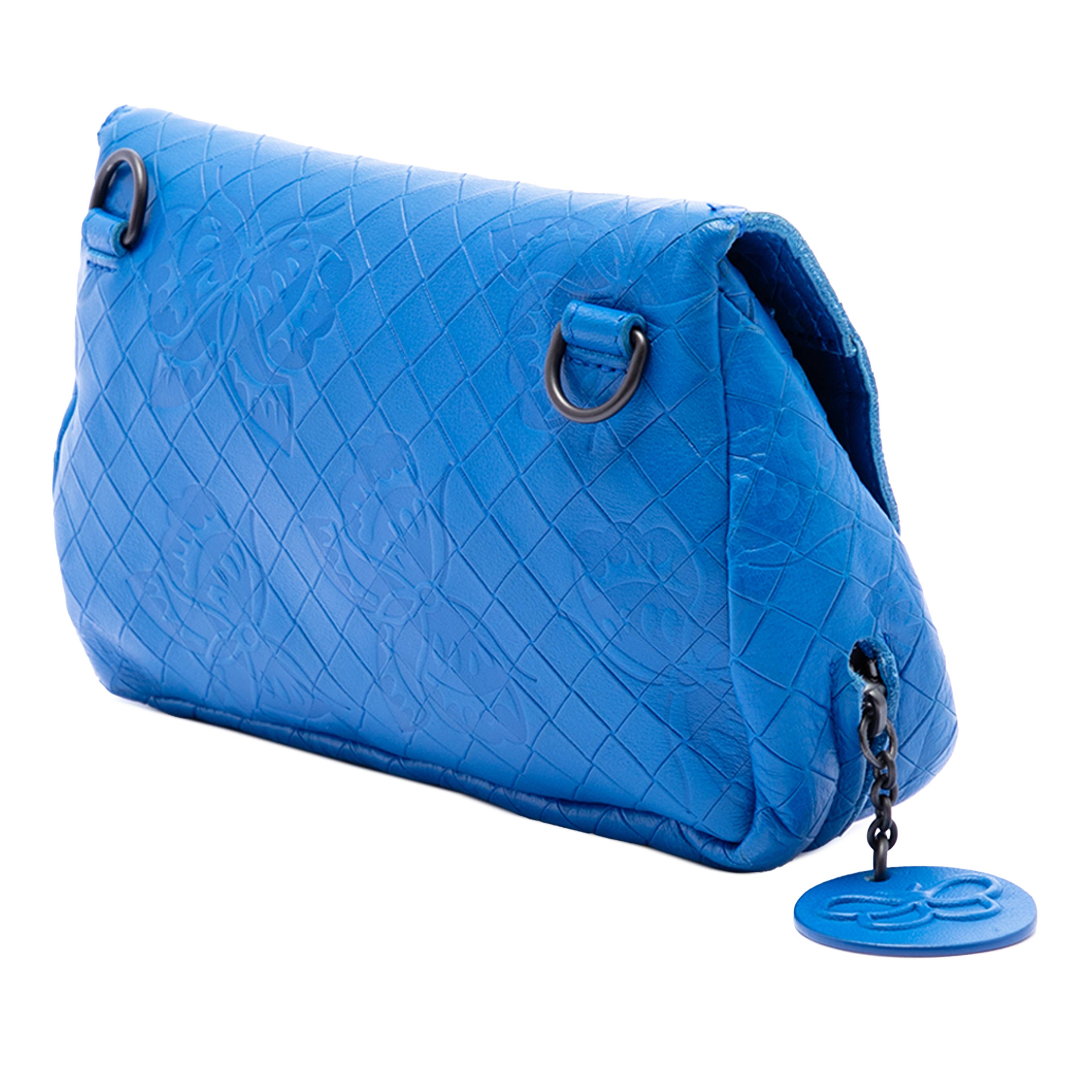 Bottega Veneta Small Calfskin Intrecciomirage Embossed Butterfly Chain Crossbody, från Luxclusif, i färgen blå. Klicka för att öppna bilden i stort format