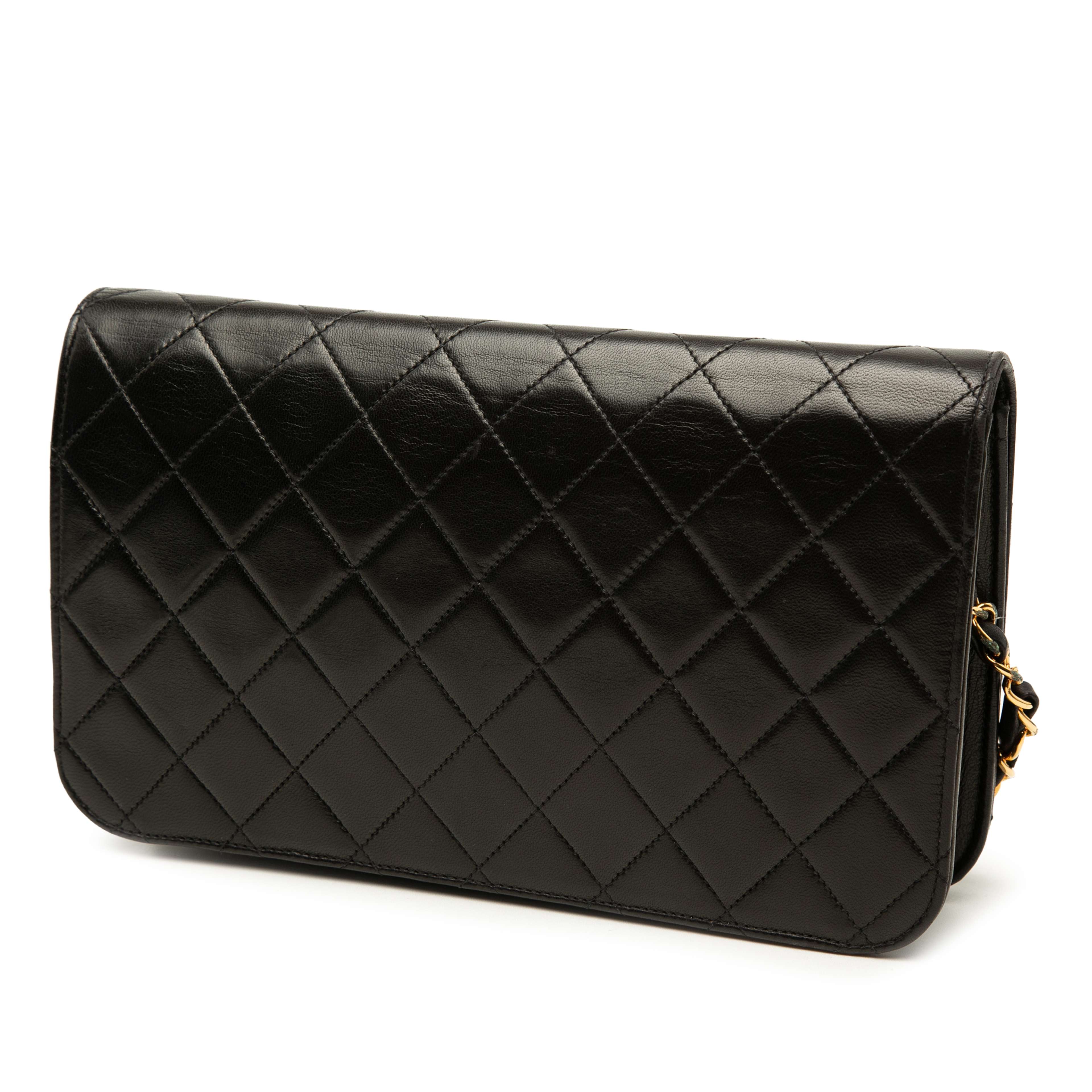 Chanel Cc Quilted Lambskin Full Single Flap, från Luxclusif, i färgen svart. Klicka för att öppna bilden i stort format