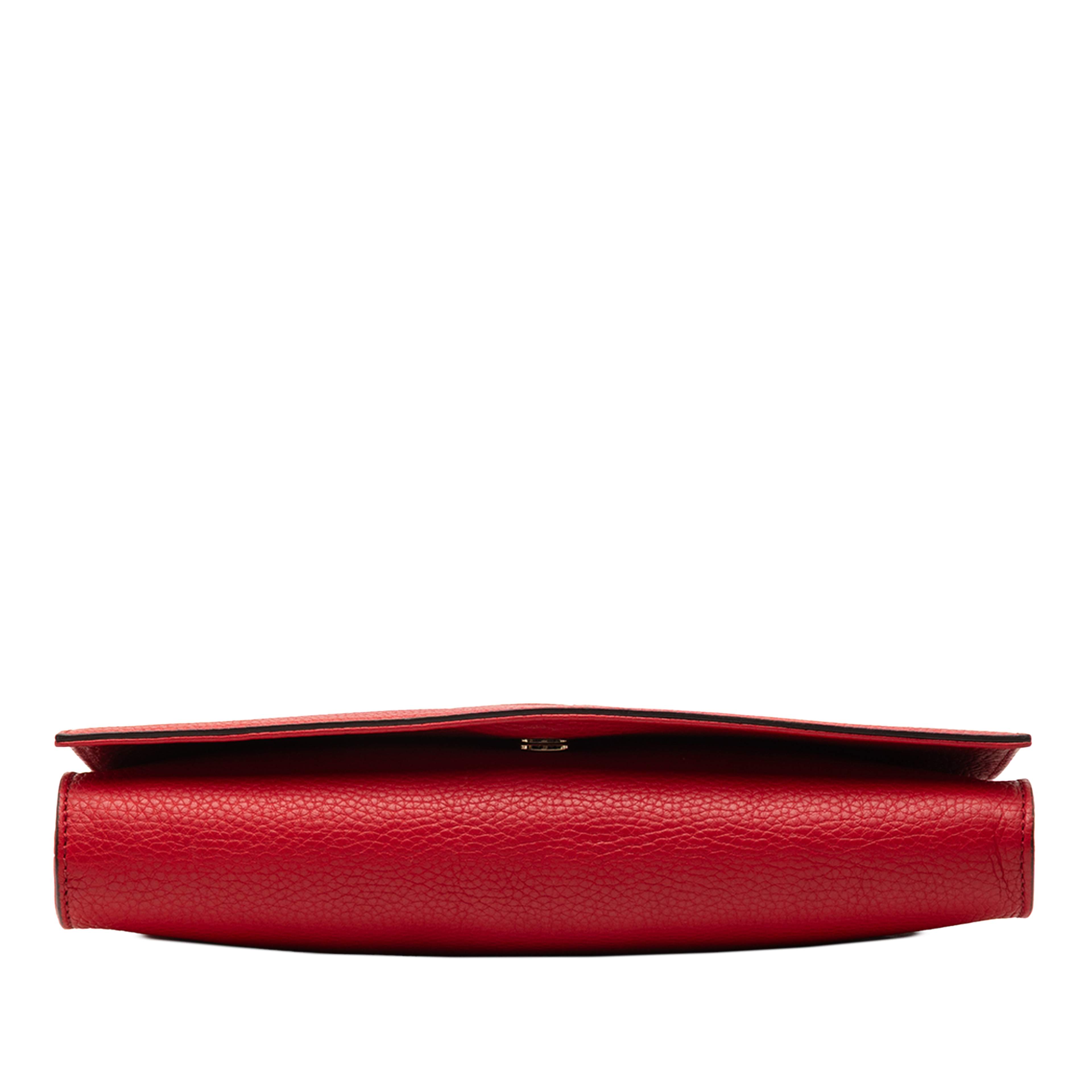 Gucci Leather Soho Disco Clutch, från Luxclusif, i färgen röd. Klicka för att öppna bilden i stort format