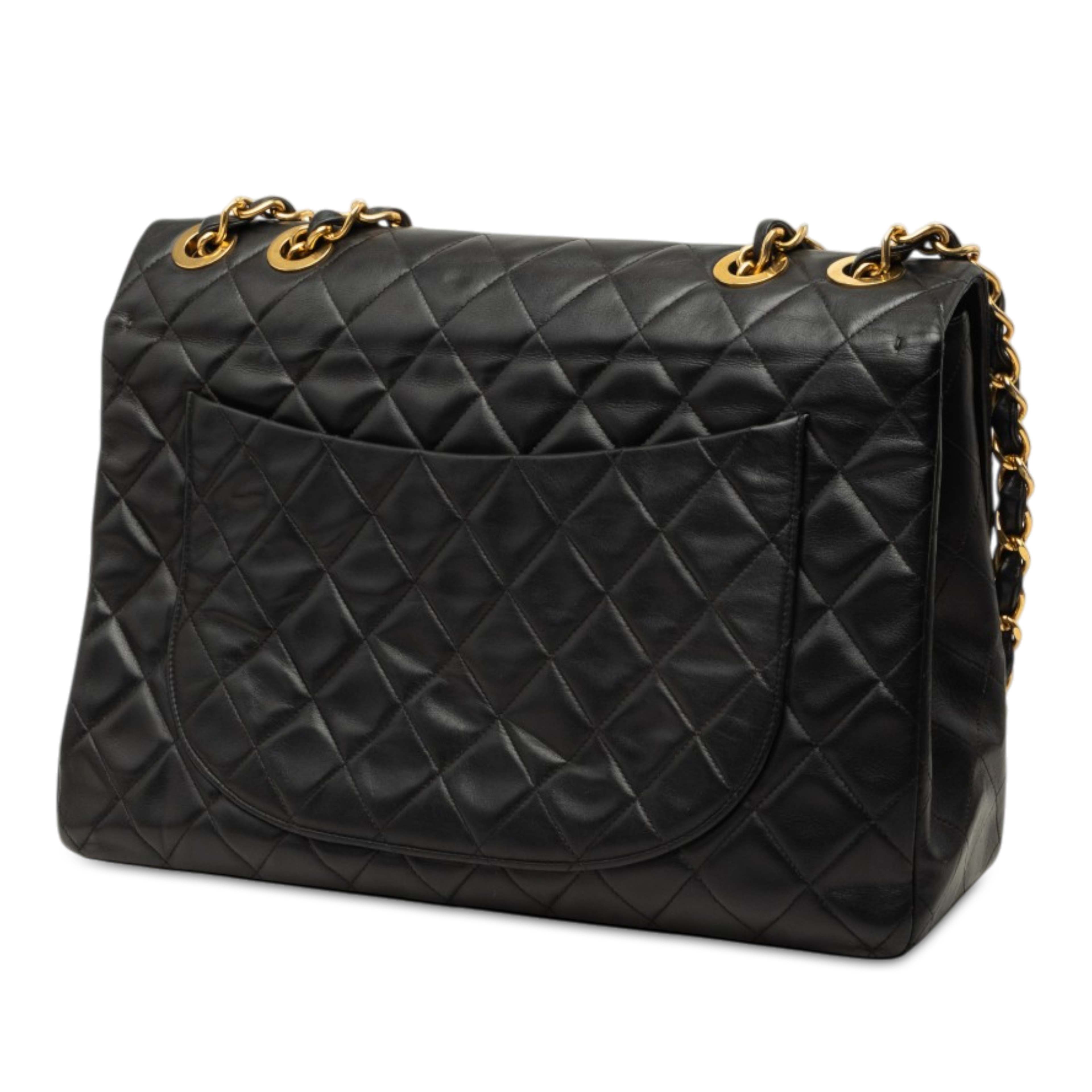 Chanel Maxi Xl Classic Lambskin Single Flap, från Luxclusif, i färgen svart. Klicka för att öppna bilden i stort format