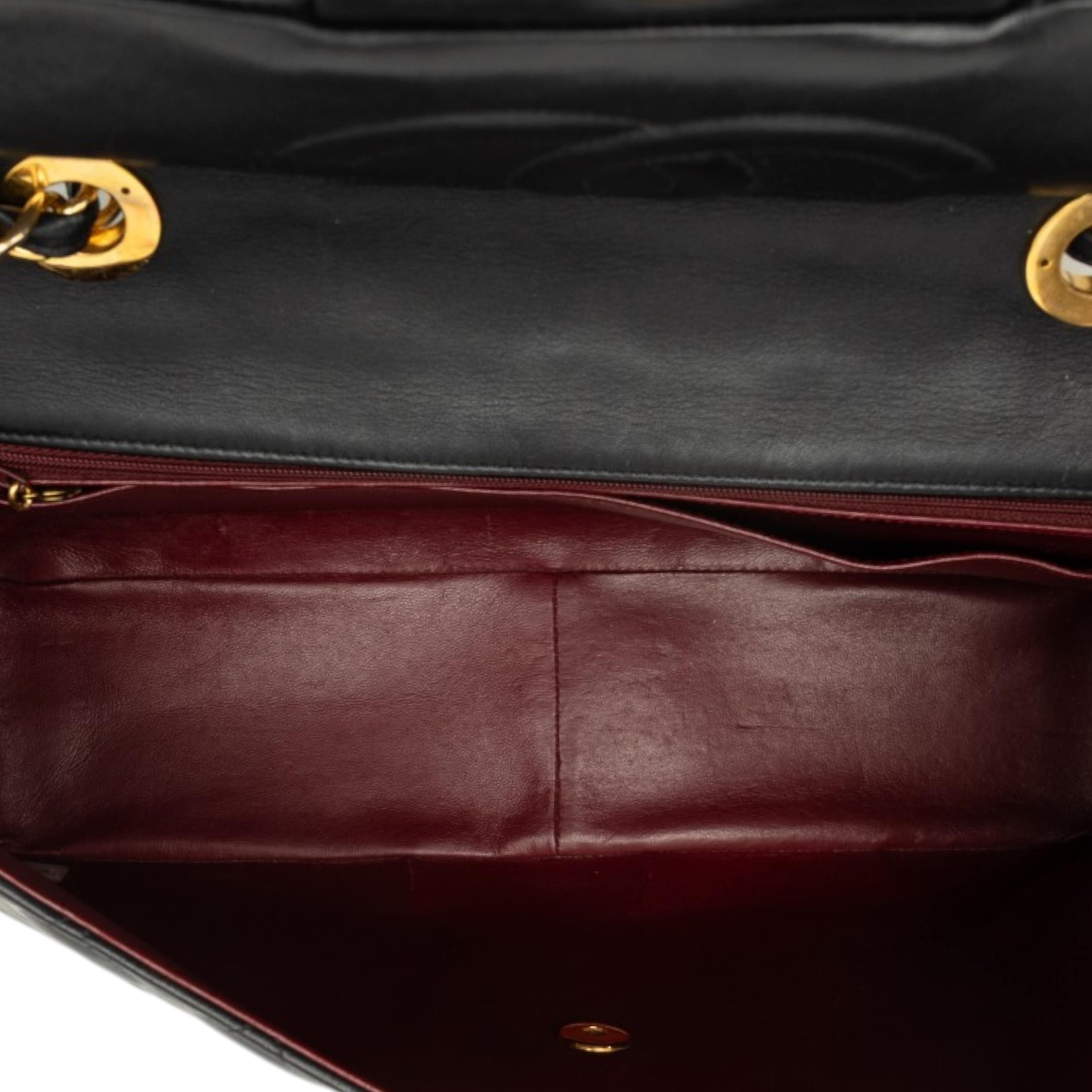 Chanel Maxi Xl Classic Lambskin Single Flap, från Luxclusif, i färgen svart. Klicka för att öppna bilden i stort format