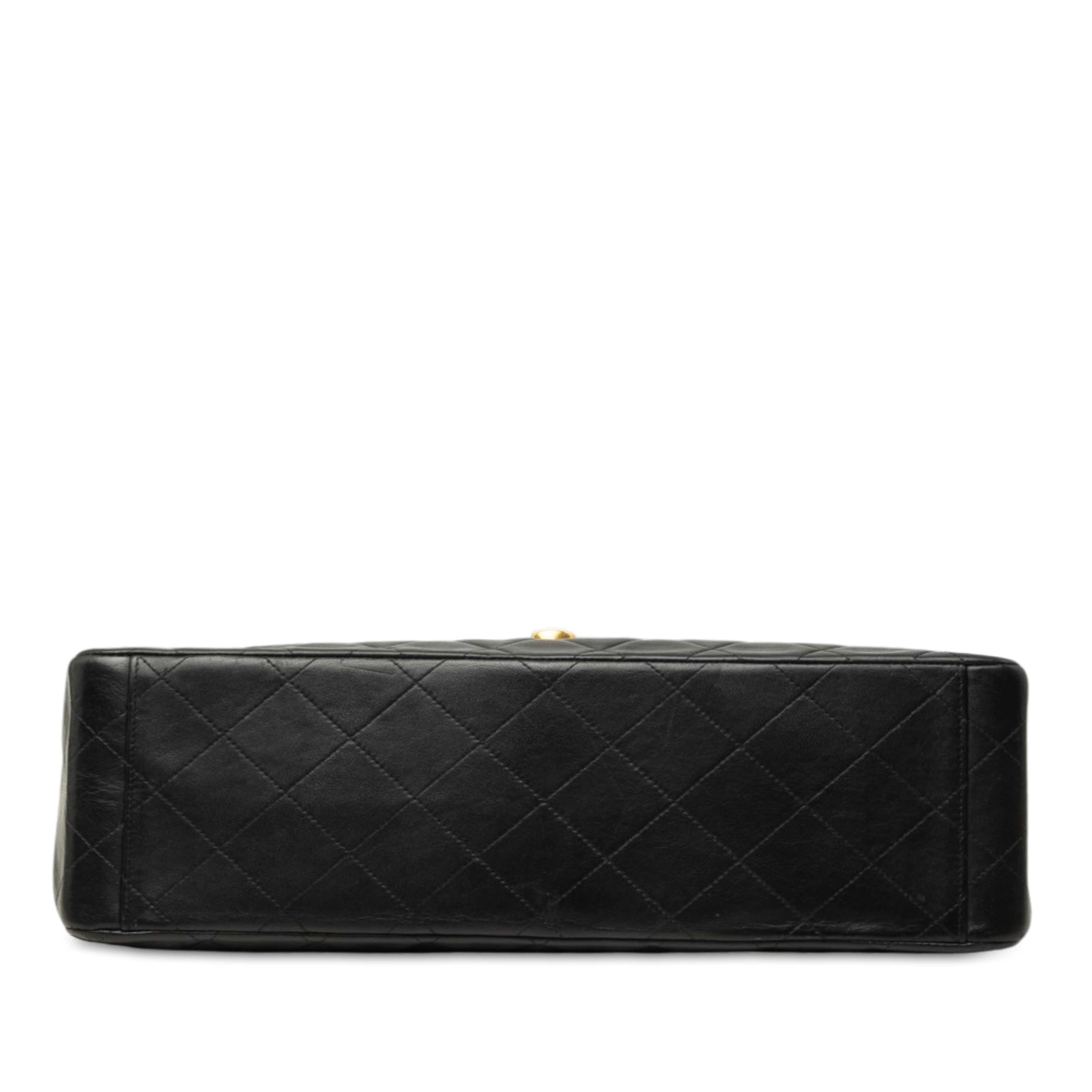 Chanel Maxi Xl Classic Lambskin Single Flap, från Luxclusif, i färgen svart. Klicka för att öppna bilden i stort format
