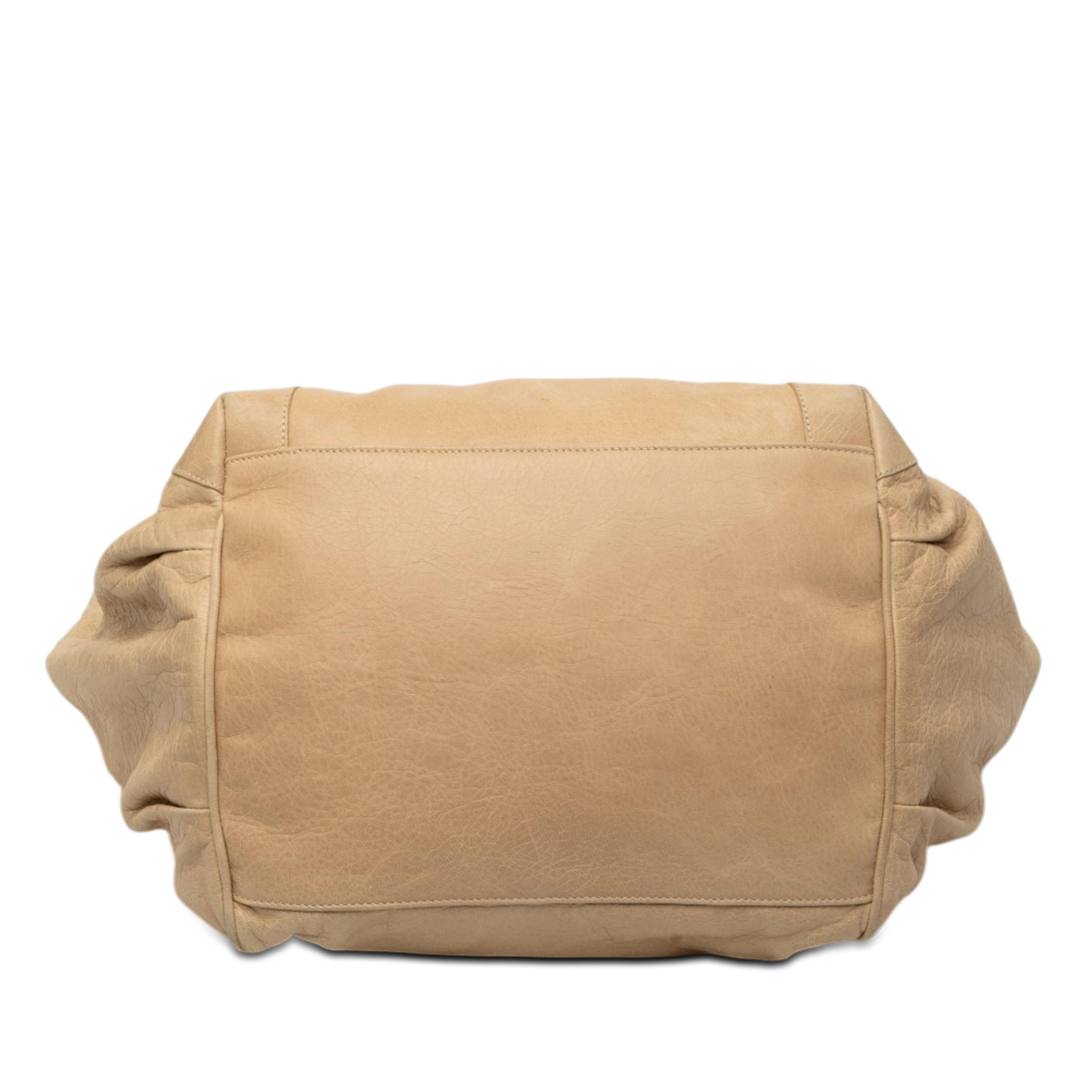 Balenciaga Lambskin Motocross Classic Sunday Tote, från Luxclusif, i färgen beige. Klicka för att öppna bilden i stort format