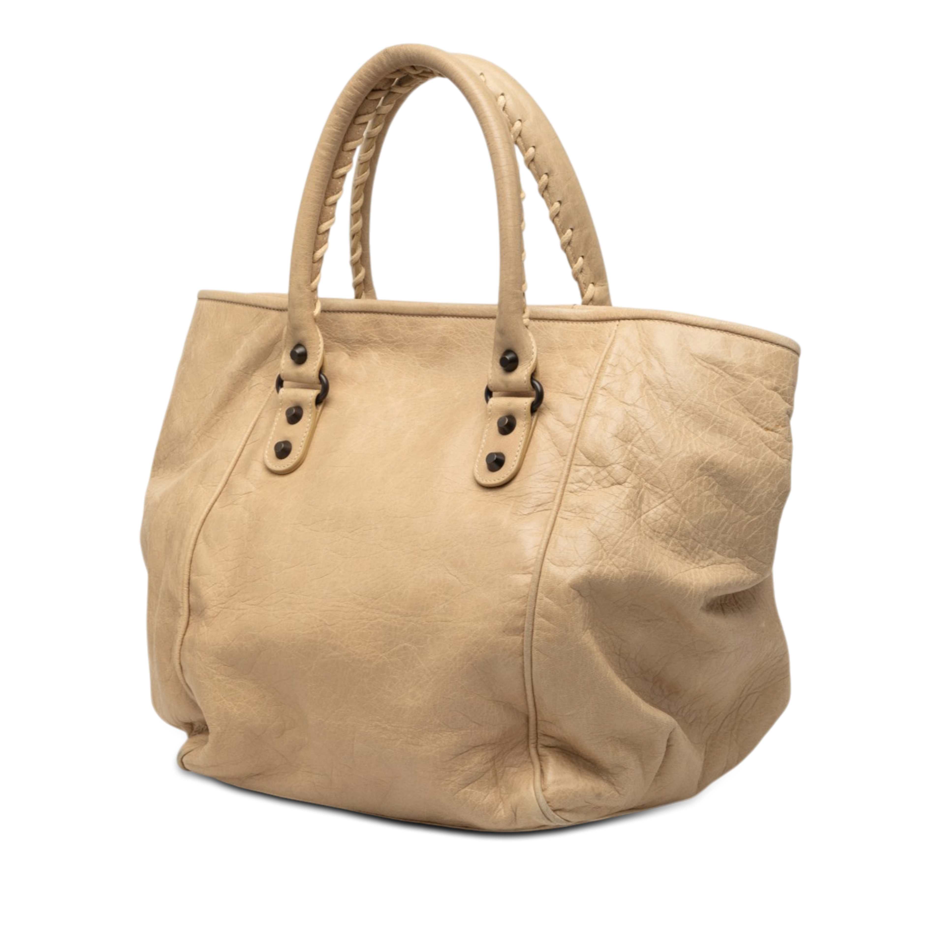 Balenciaga Lambskin Motocross Classic Sunday Tote, från Luxclusif, i färgen beige. Klicka för att öppna bilden i stort format