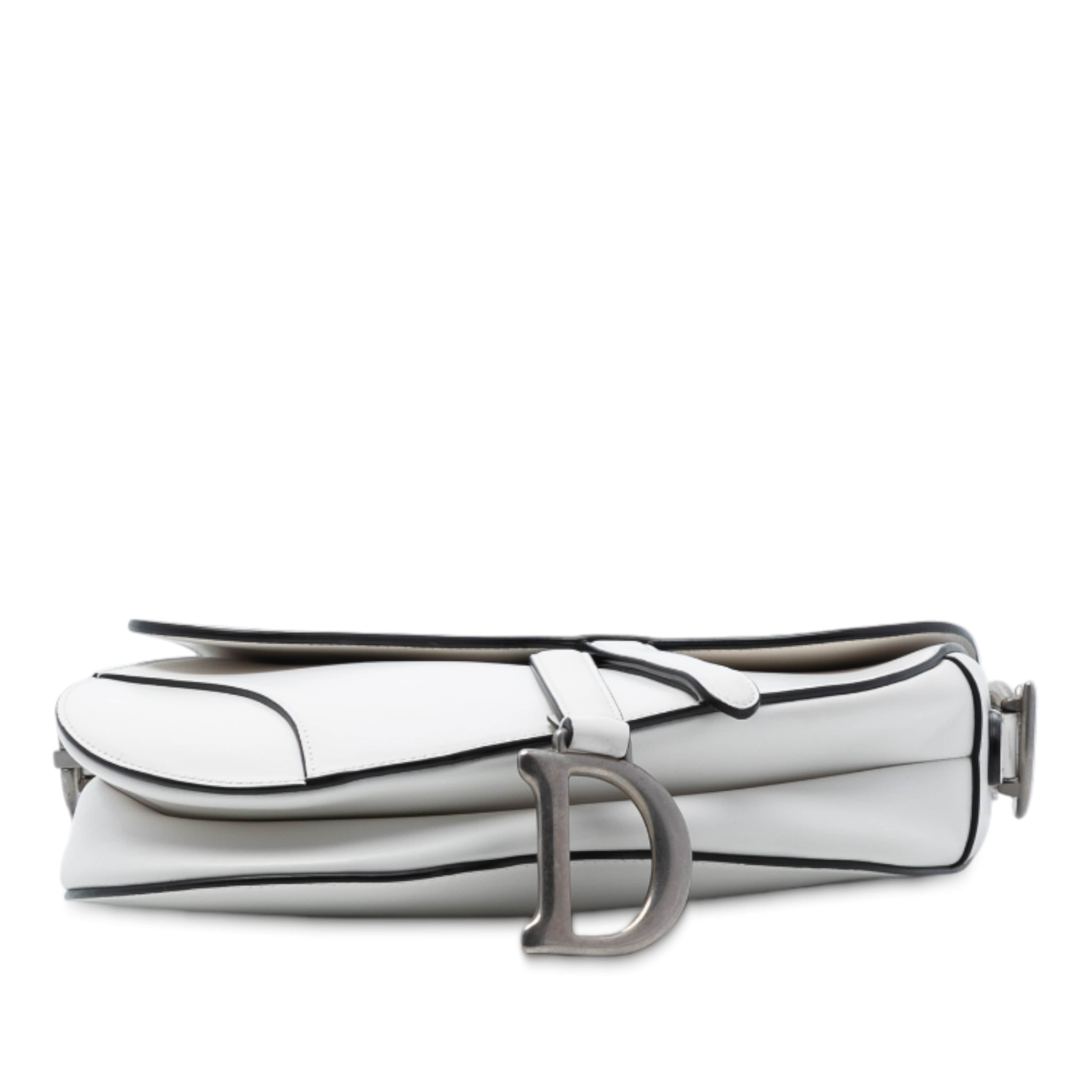 Dior Smooth Calfskin Saddle Bag, från Luxclusif, i färgen white. Klicka för att öppna bilden i stort format