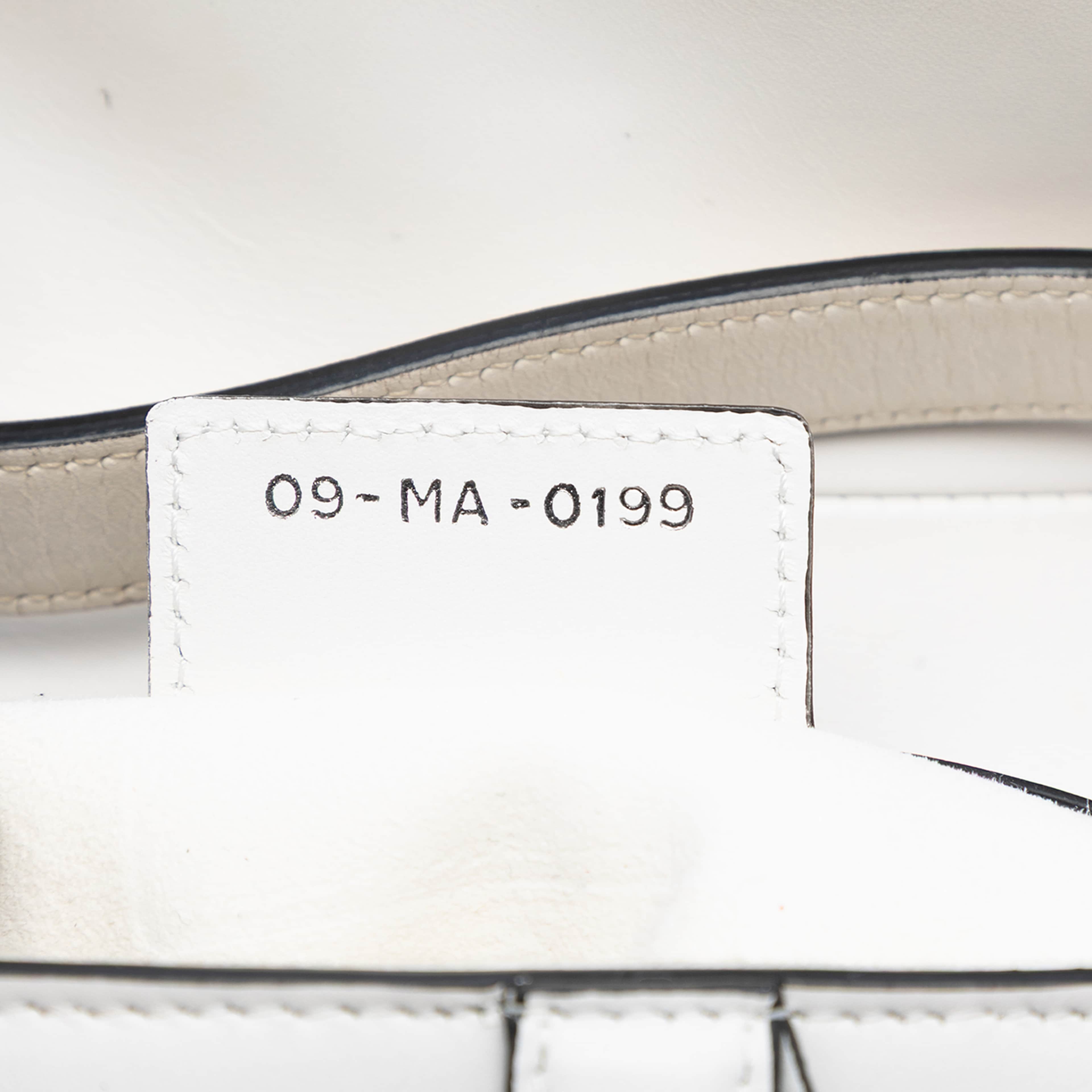 Dior Smooth Calfskin Saddle Bag, från Luxclusif, i färgen white. Klicka för att öppna bilden i stort format