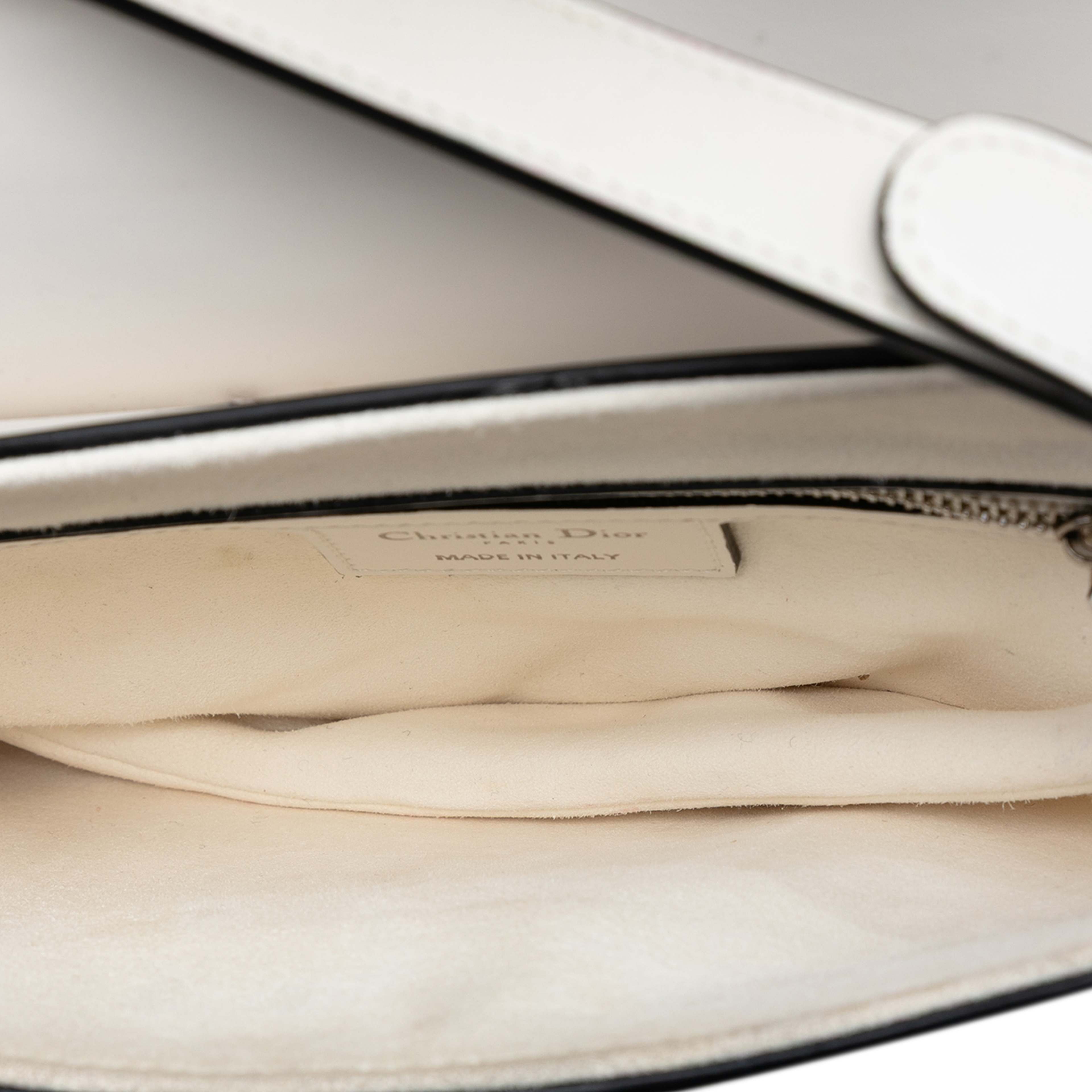 Dior Smooth Calfskin Saddle Bag, från Luxclusif, i färgen white. Klicka för att öppna bilden i stort format