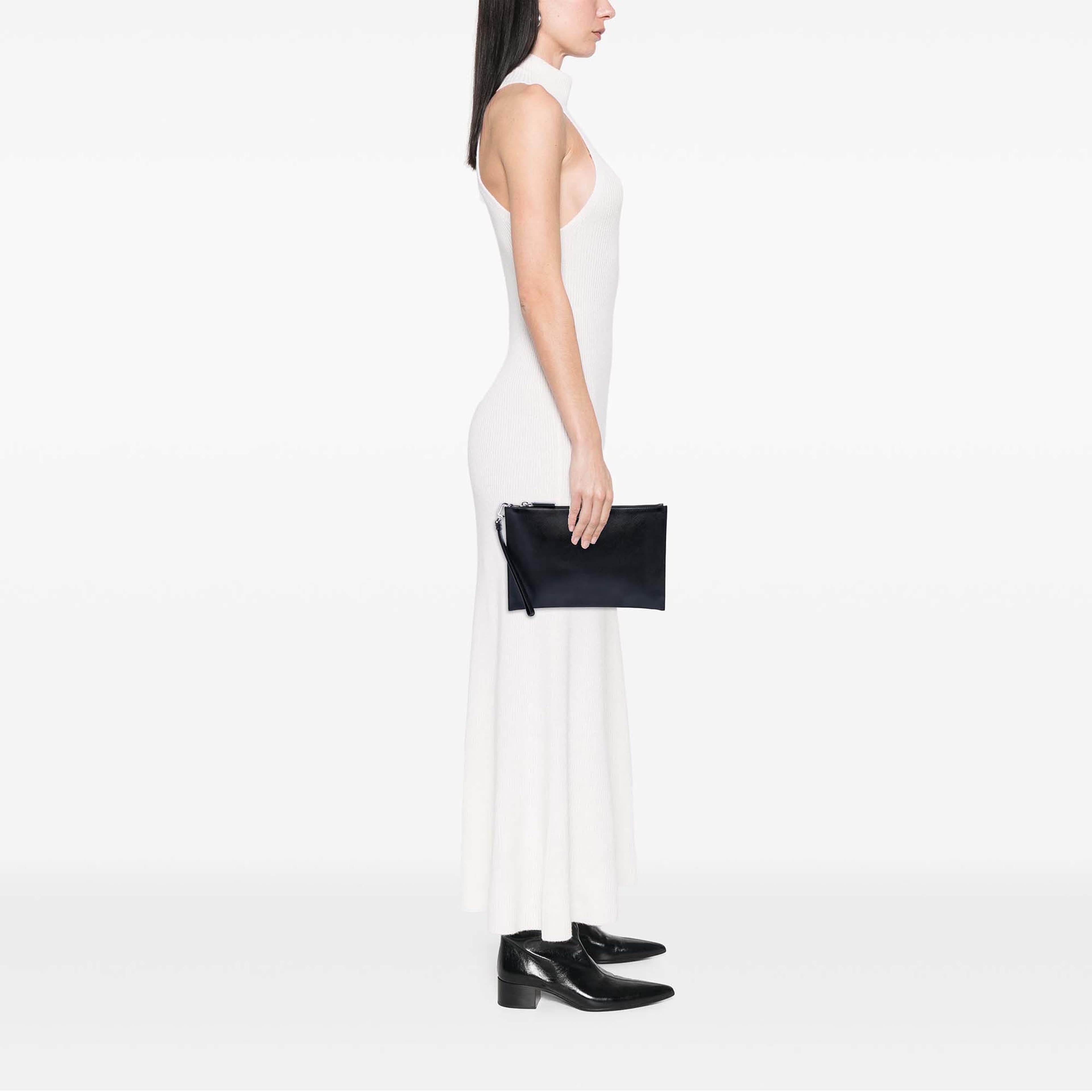 Prada Saffiano Wristlet Clutch, från Luxclusif, i färgen svart. Klicka för att öppna bilden i stort format