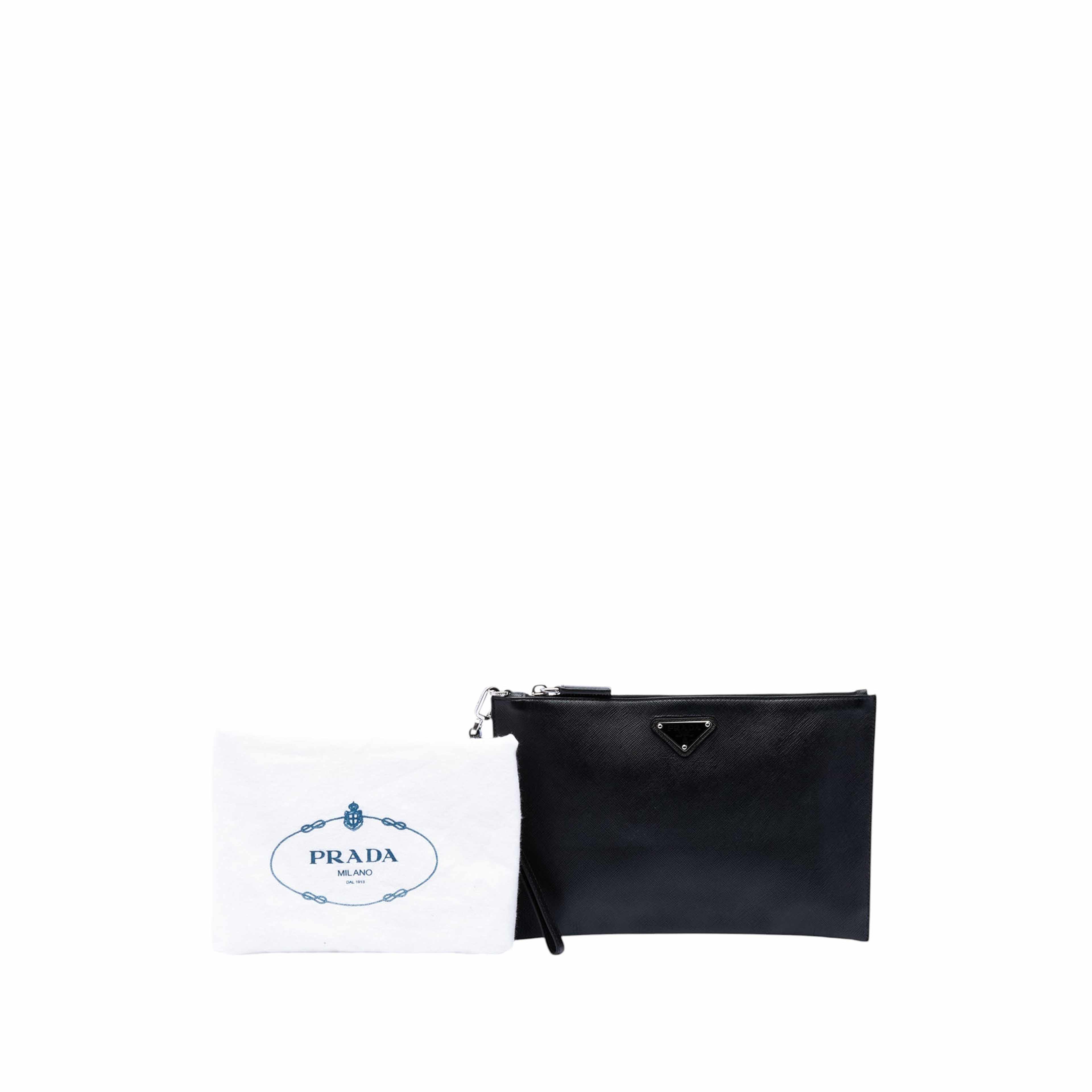 Prada Saffiano Wristlet Clutch, från Luxclusif, i färgen svart. Klicka för att öppna bilden i stort format