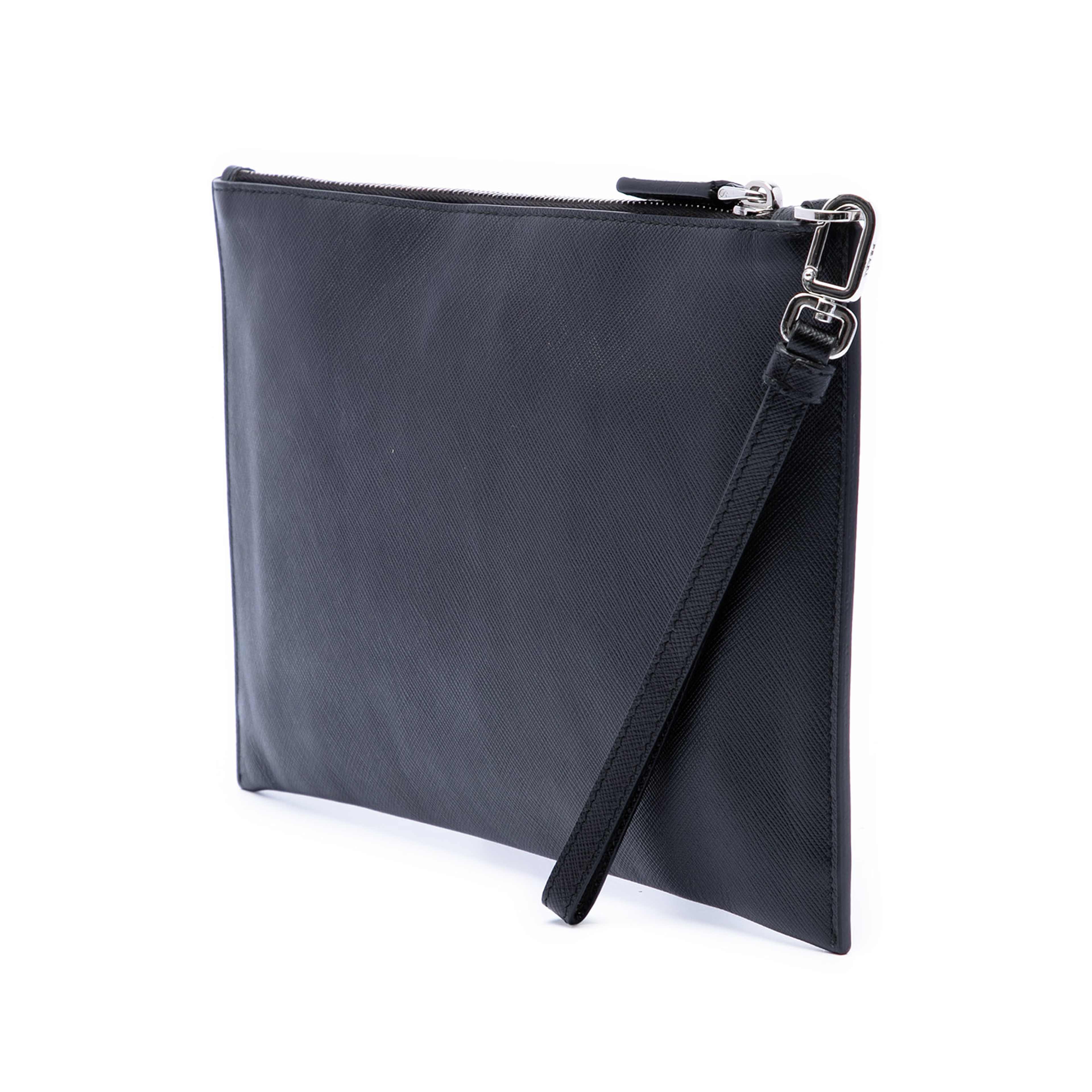 Prada Saffiano Wristlet Clutch, från Luxclusif, i färgen svart. Klicka för att öppna bilden i stort format