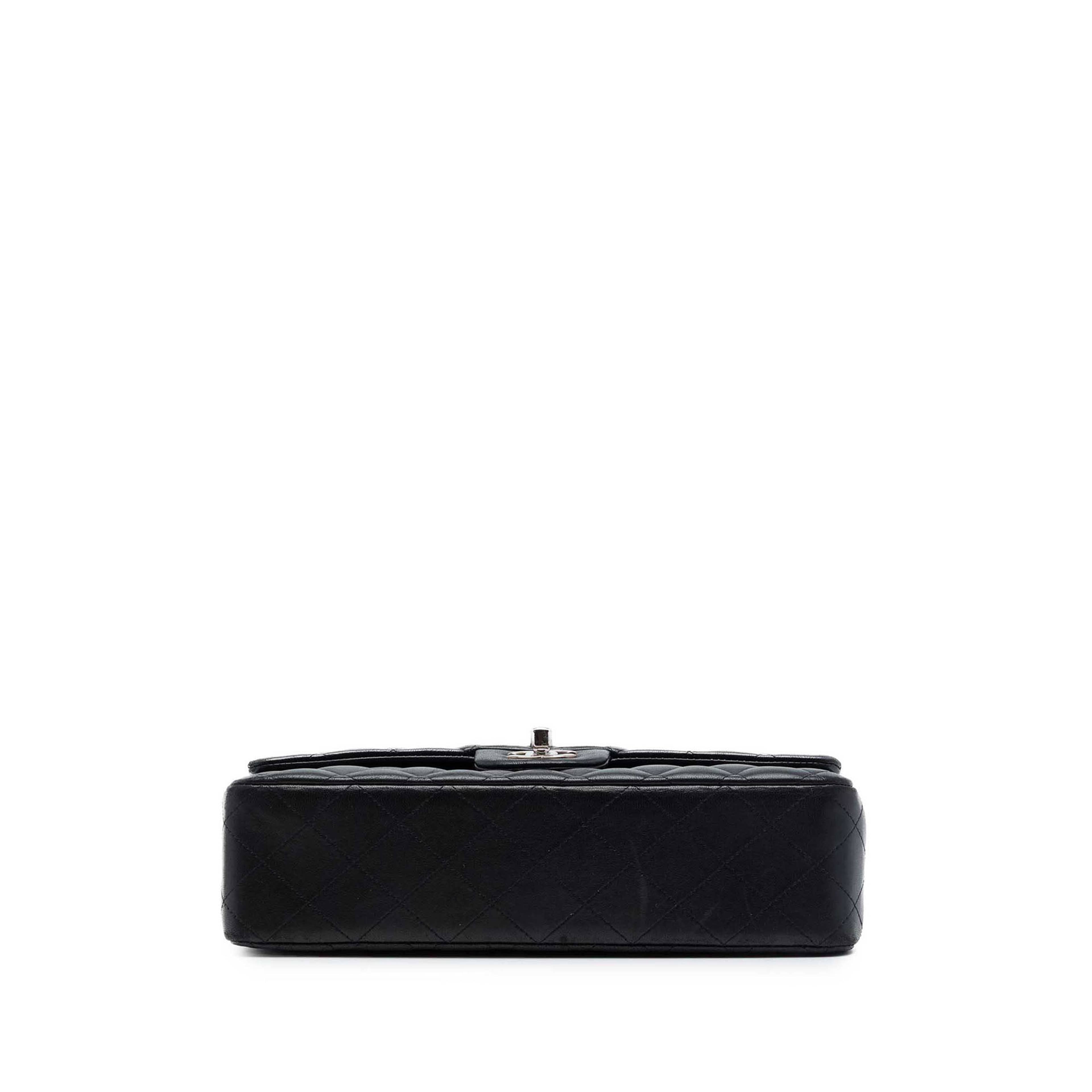 Chanel Medium Classic Lambskin Double Flap, från Luxclusif, i färgen svart. Klicka för att öppna bilden i stort format