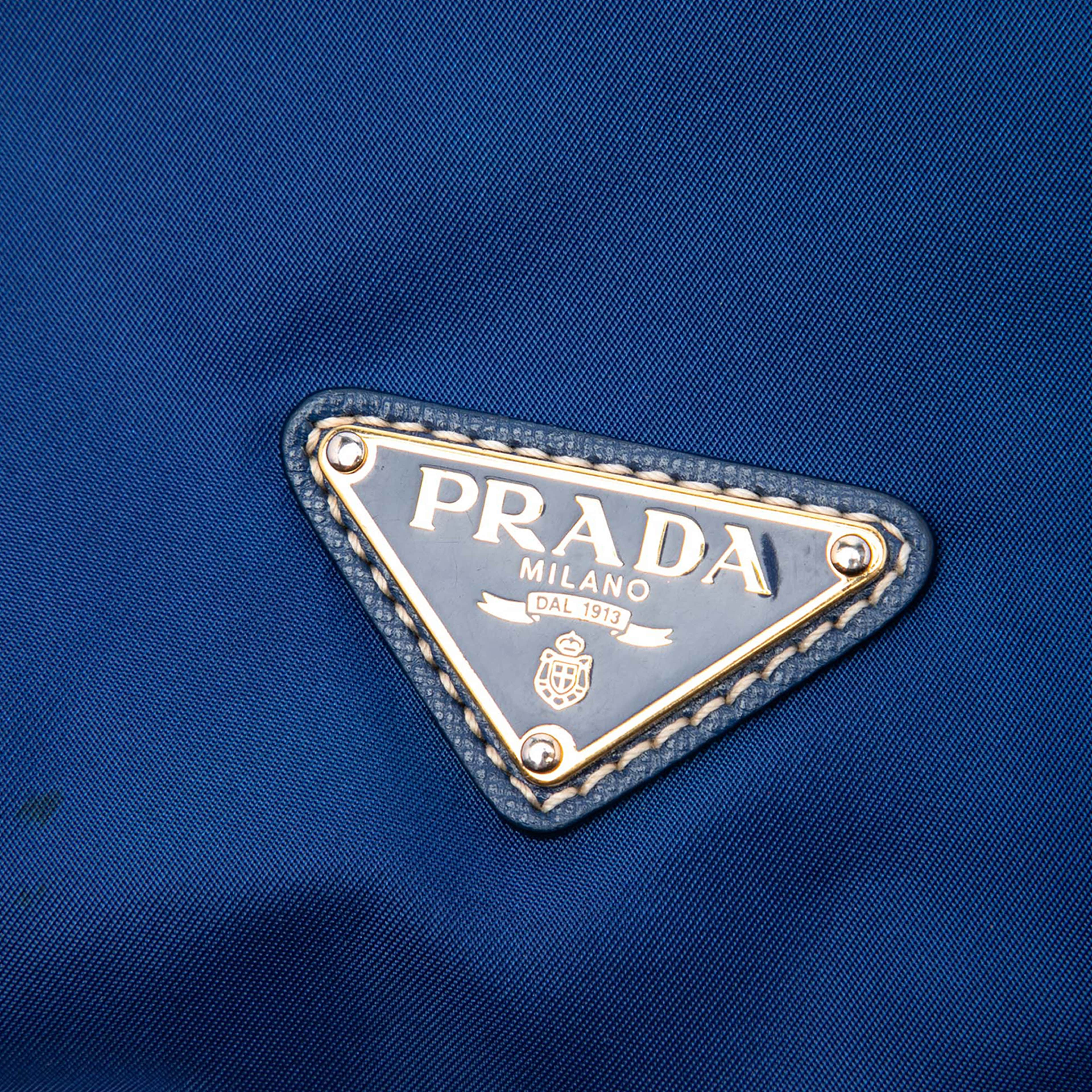 Prada Tessuto Zip Top Convertible Tote, från Luxclusif, i färgen blå. Klicka för att öppna bilden i stort format