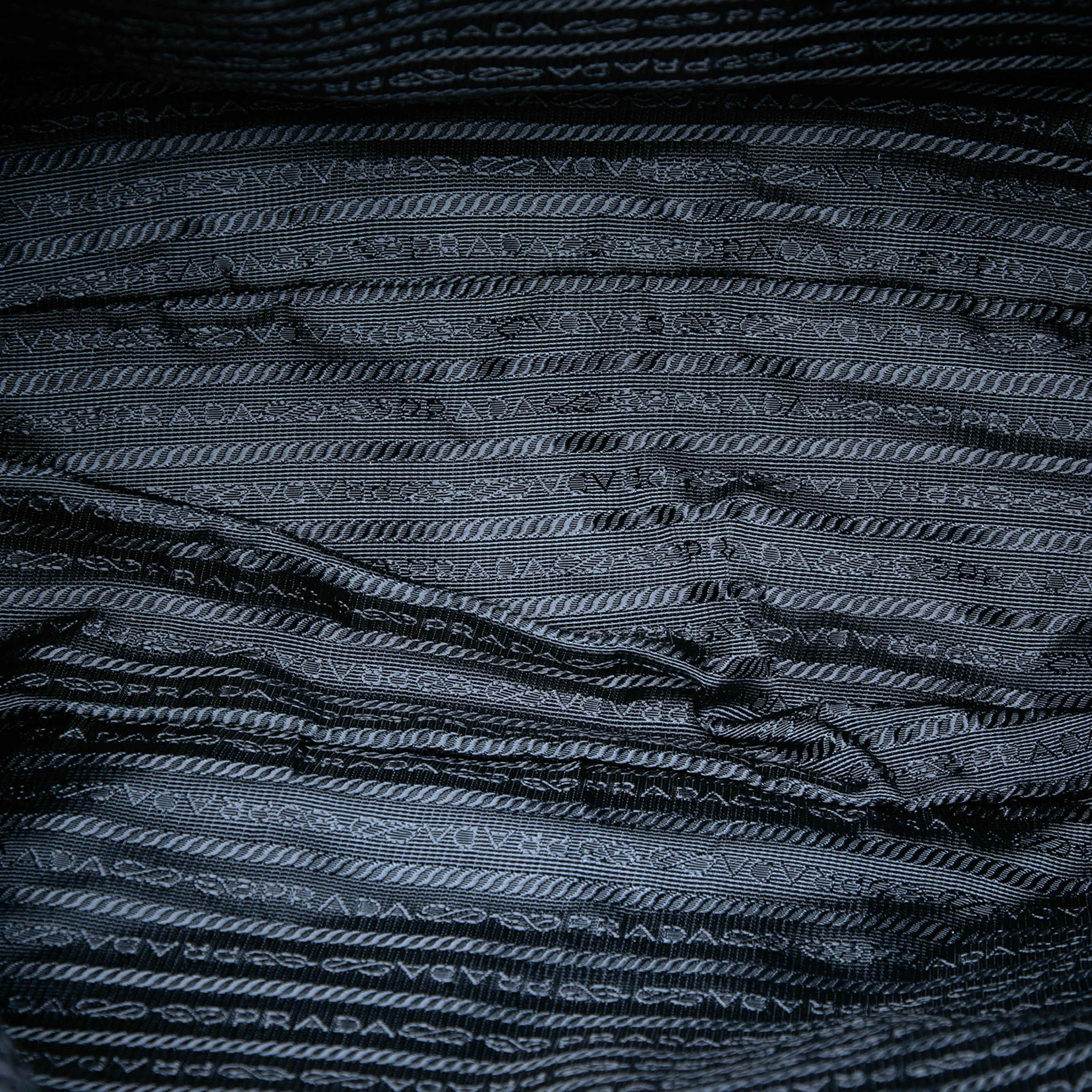 Prada Tessuto Zip Top Convertible Tote, från Luxclusif, i färgen blue. Klicka för att öppna bilden i stort format