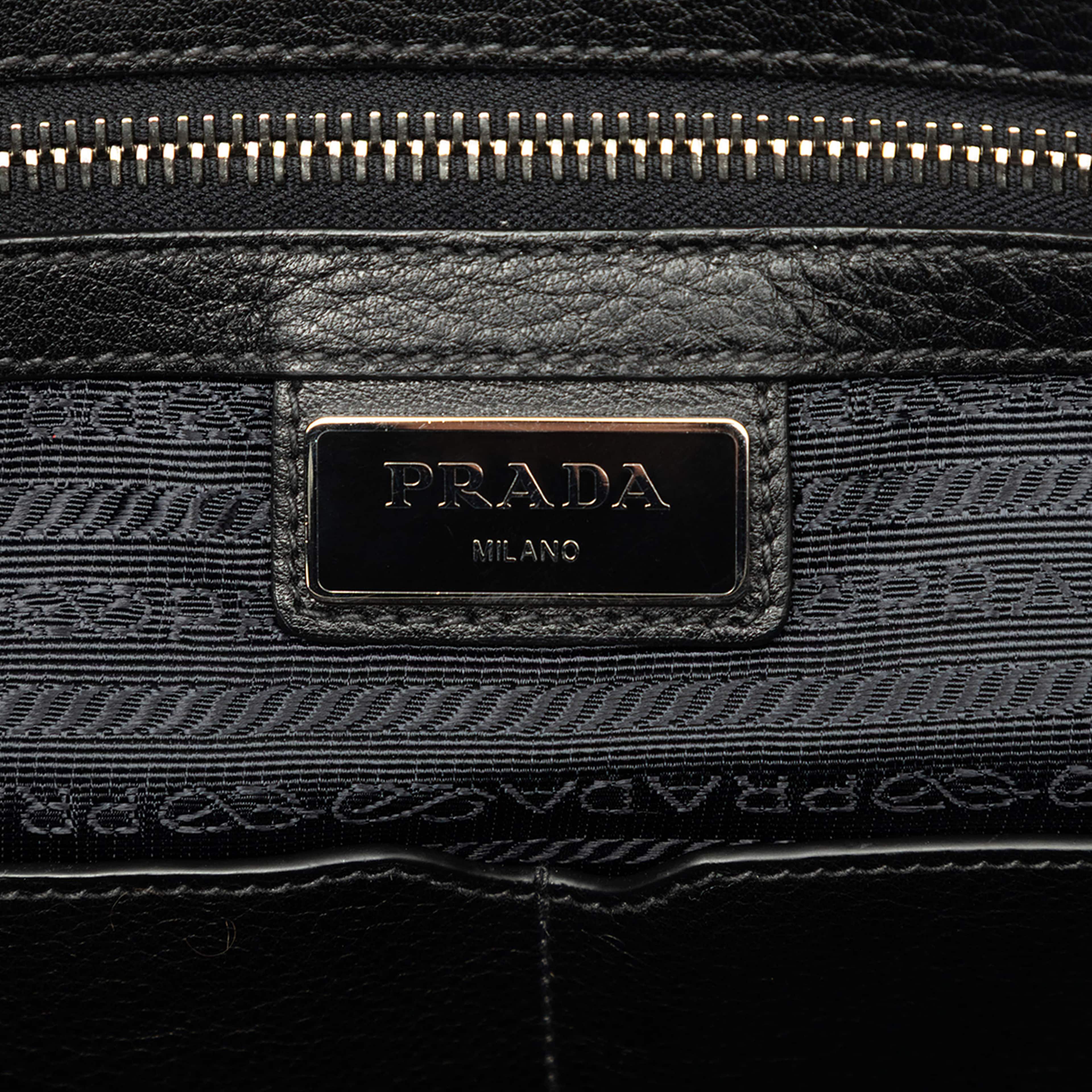 Prada Vitello City Briefcase, från Luxclusif, i färgen svart. Klicka för att öppna bilden i stort format
