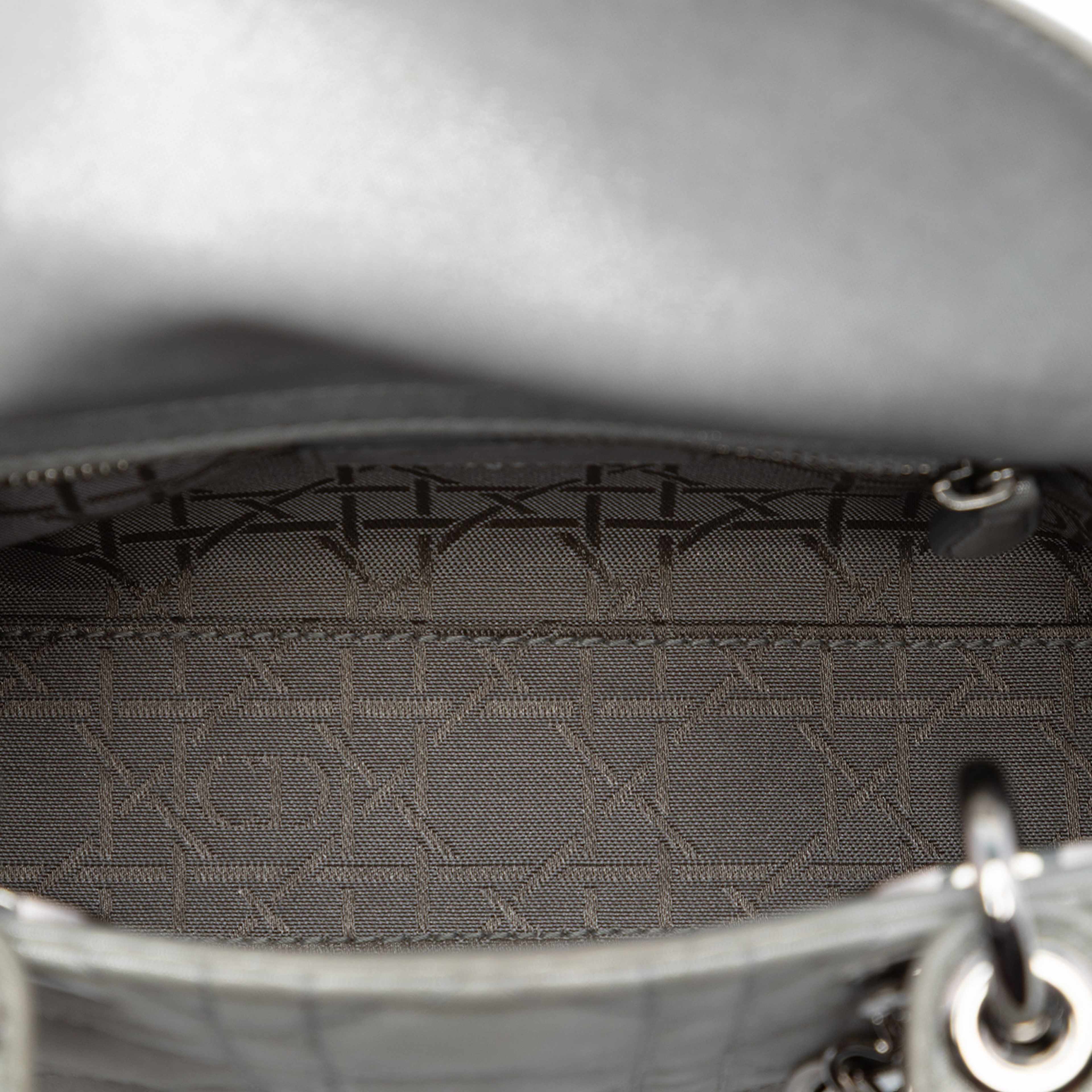 Dior Mini Iridescent Lambskin Cannage Lady Dior, från Luxclusif, i färgen silver. Klicka för att öppna bilden i stort format