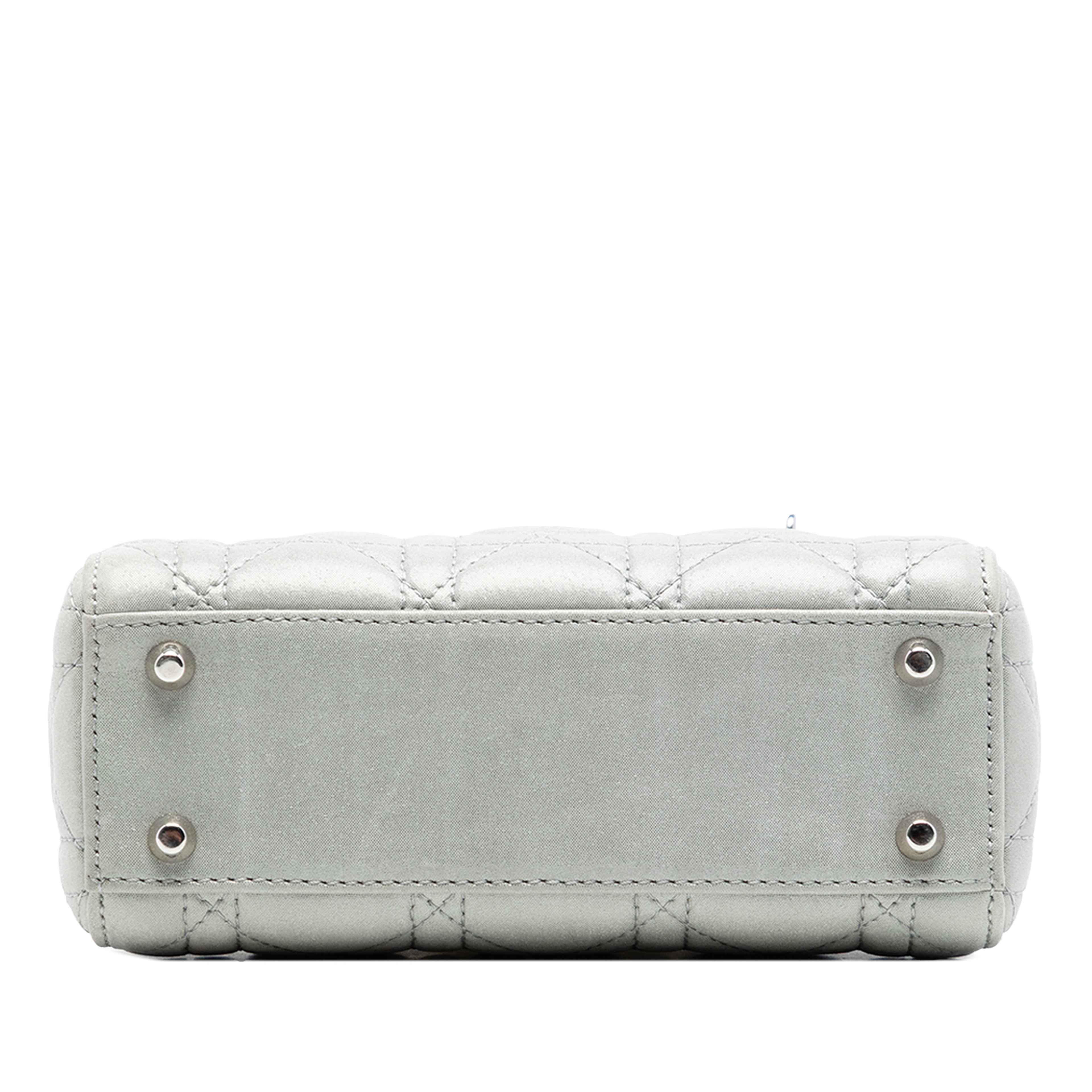 Dior Mini Iridescent Lambskin Cannage Lady Dior, från Luxclusif, i färgen silver. Klicka för att öppna bilden i stort format