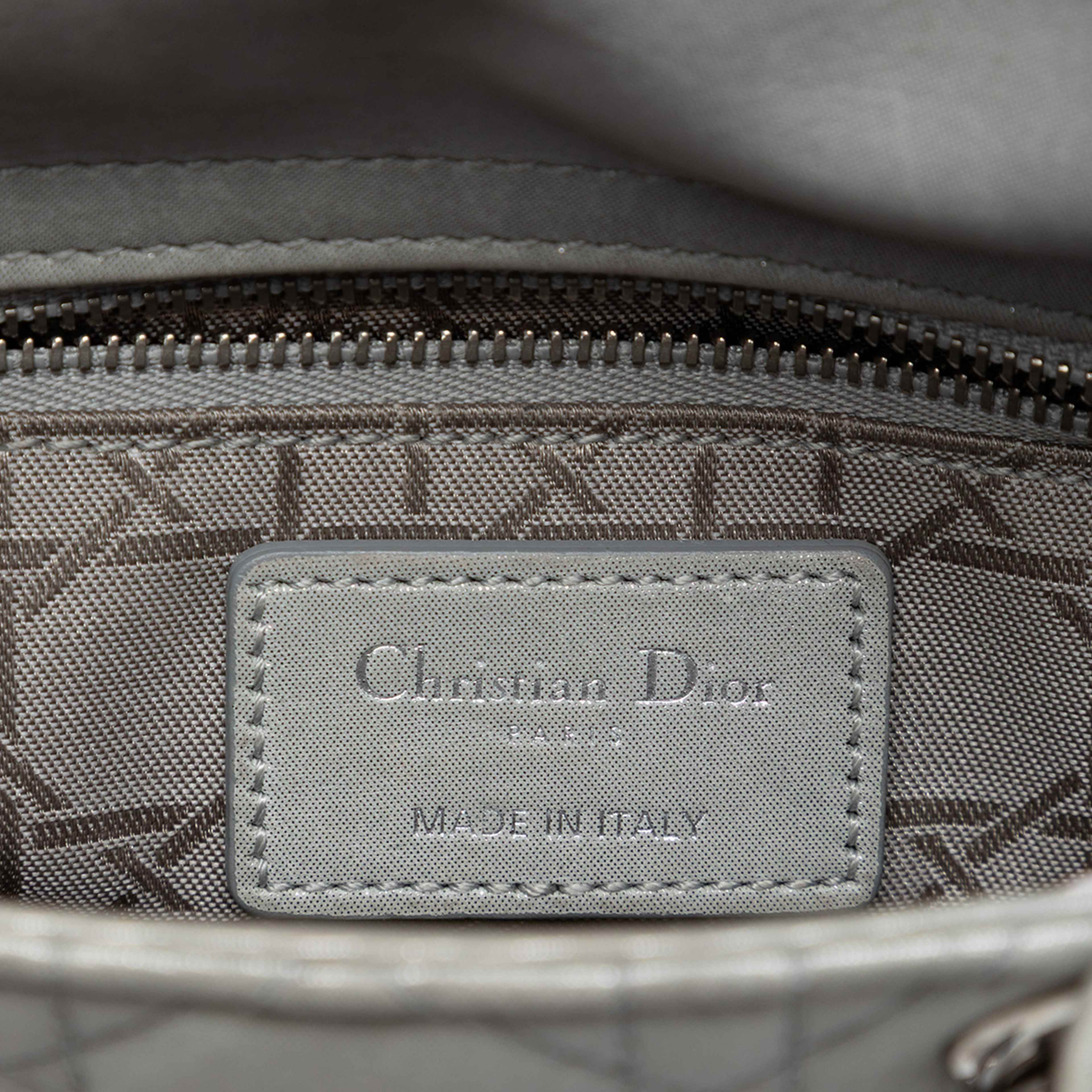 Dior Mini Iridescent Lambskin Cannage Lady Dior, från Luxclusif, i färgen silver. Klicka för att öppna bilden i stort format