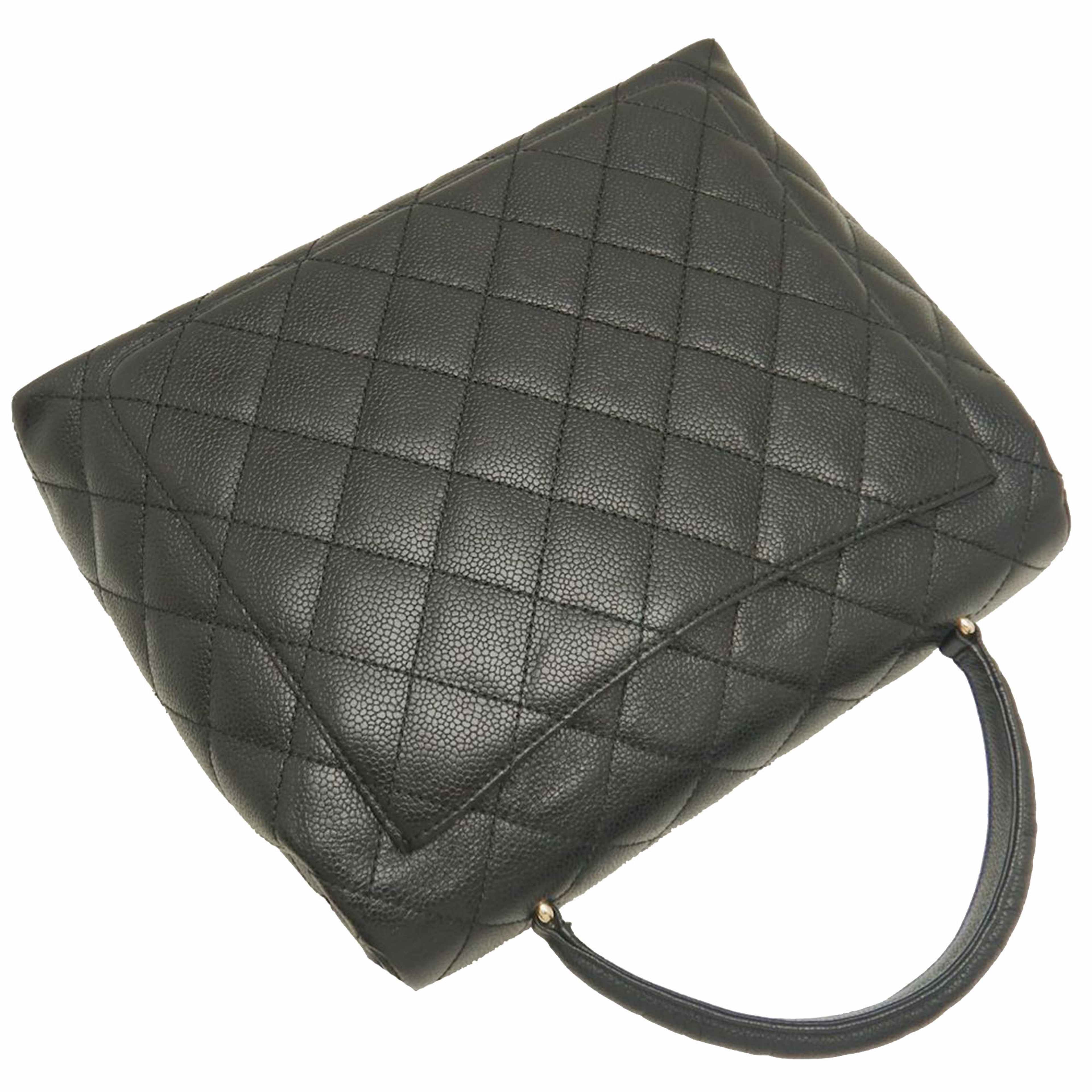 Chanel Cc Quilted Caviar Kelly Top Handle Bag, från Luxclusif, i färgen black. Klicka för att öppna bilden i stort format