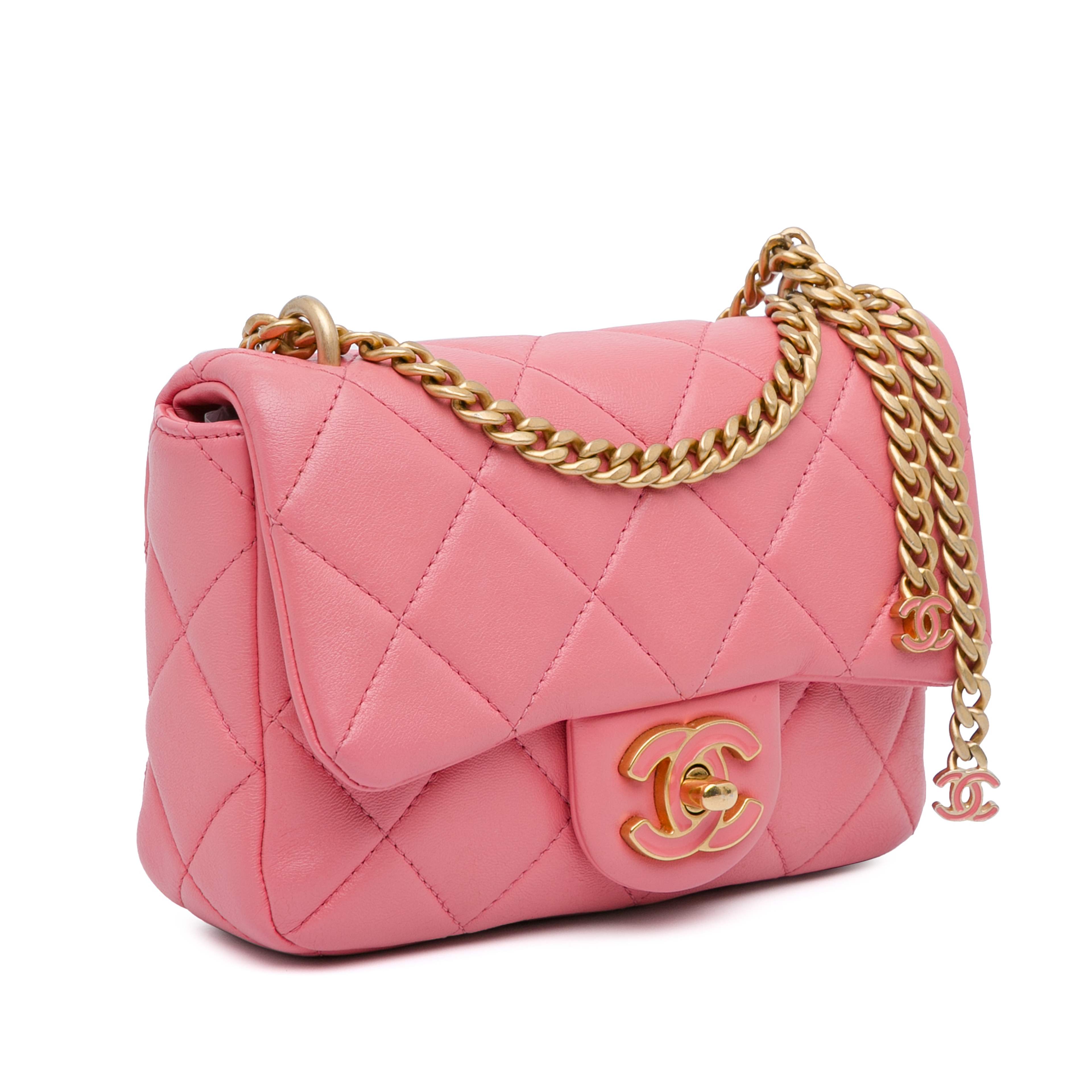 Chanel Mini Lambskin Pending Cc Flap, från Luxclusif, i färgen rosa. Klicka för att öppna bilden i stort format